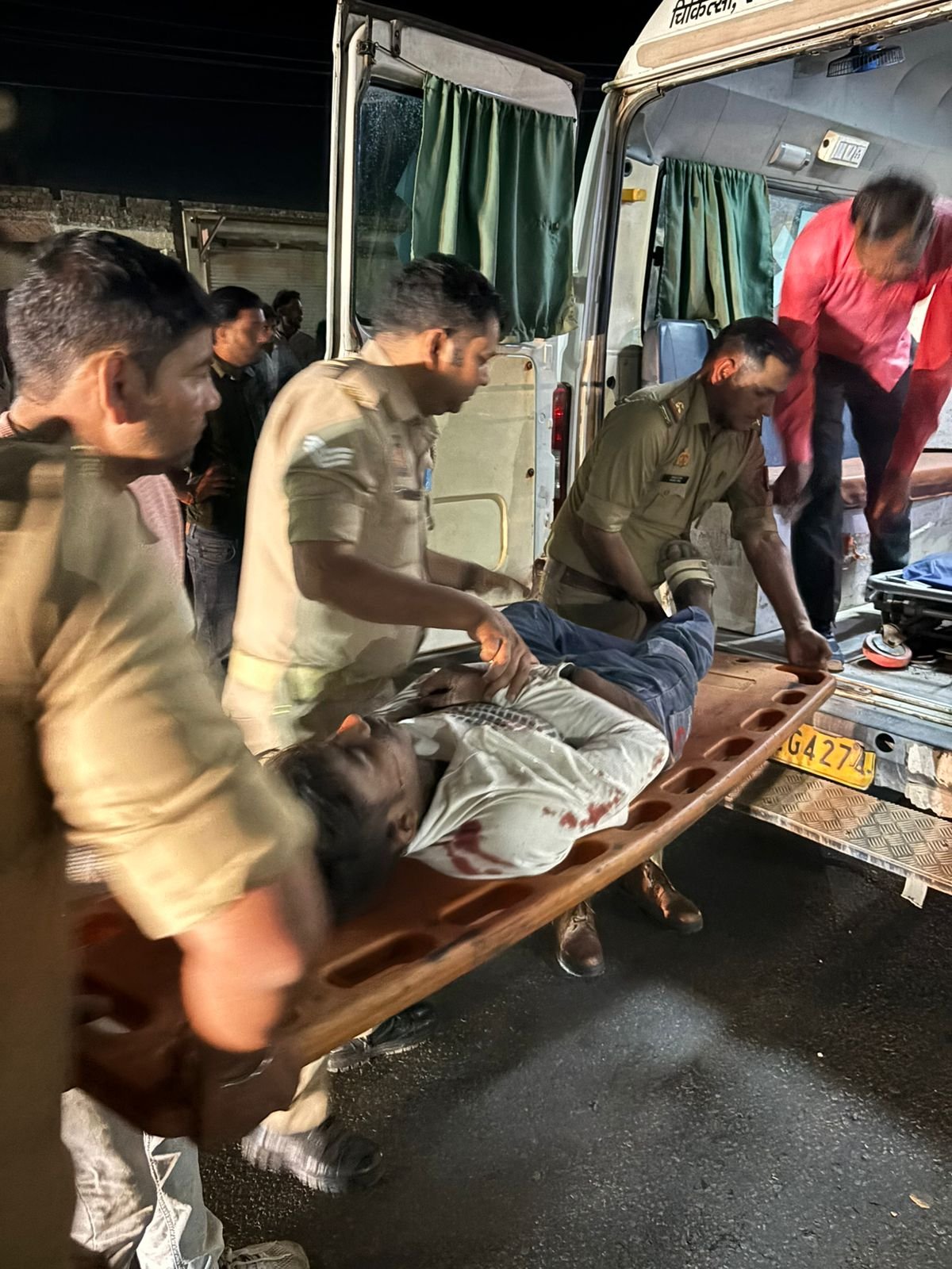 आगरा हाईवे पर भीषण सड़क हादसा: अनियंत्रित इलेक्ट्रिक एक्टिवा केंटर में घुसी, तीन युवक गंभीर रूप से घायल