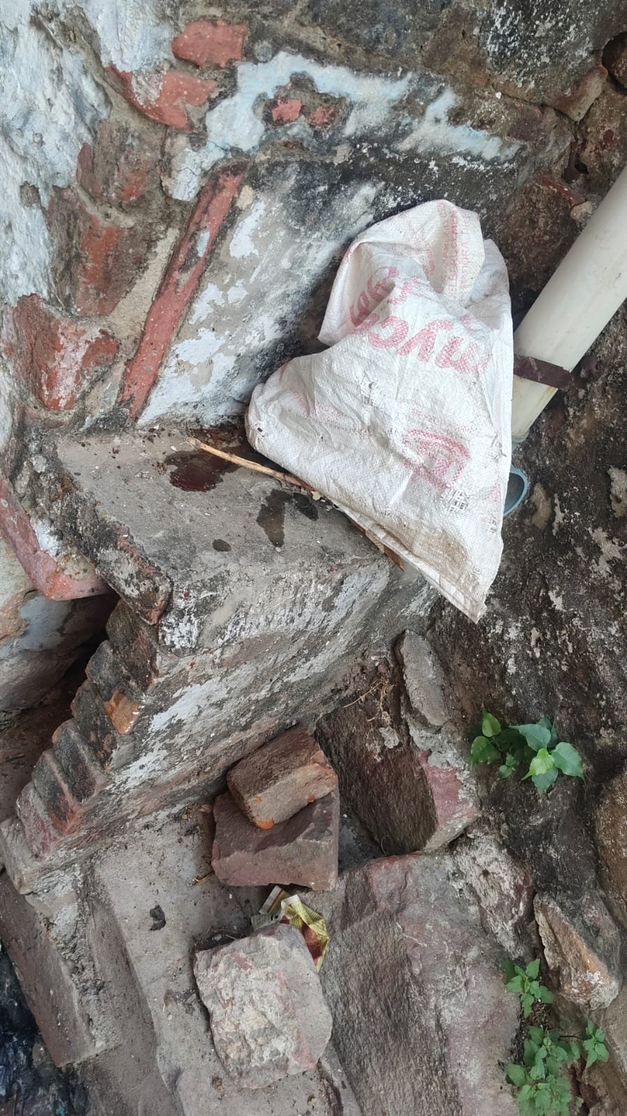 फतेहपुर सीकरी: नाली में मिला सात माह का नवजात, मानवता शर्मसार; पुलिस ने शव को पोस्टमार्टम के लिए भेजा