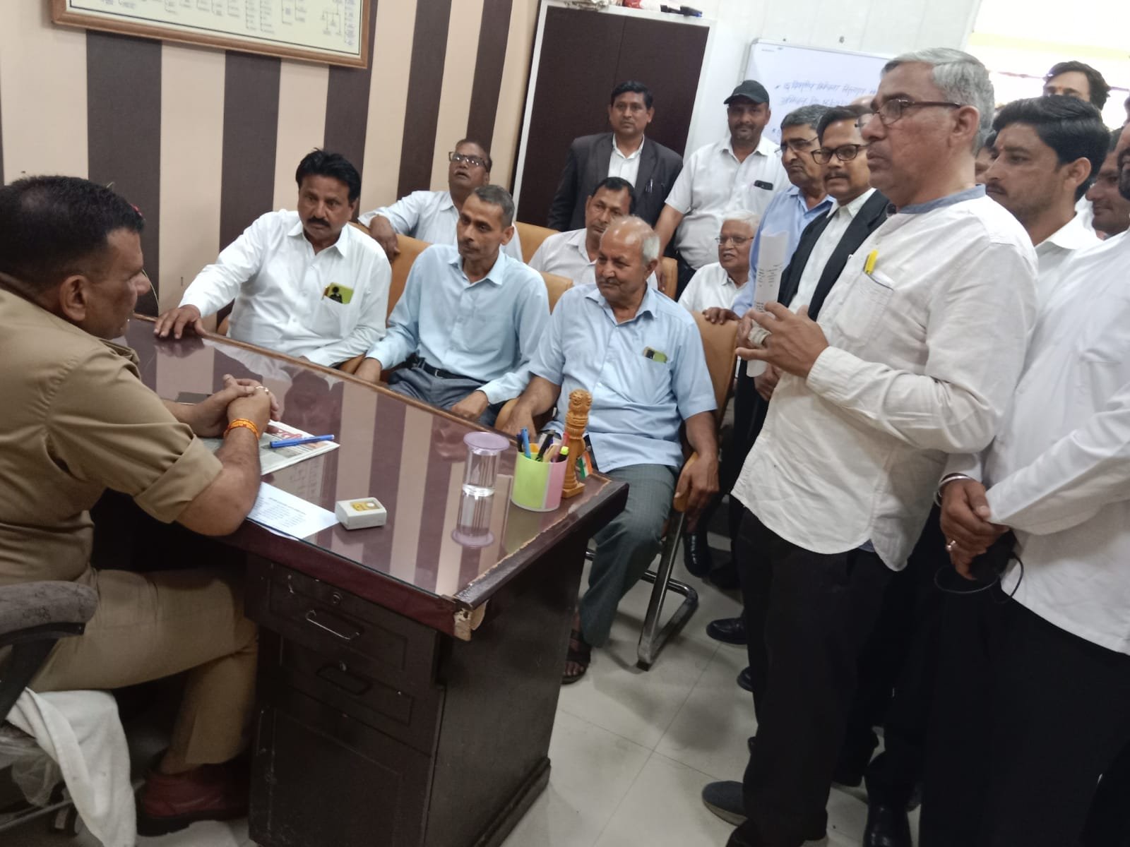 अभियुक्तों की गिरफ्तारी न होने पर भड़के अधिवक्ता, किरावली तहसील में न्यायिक कार्य का बहिष्कार