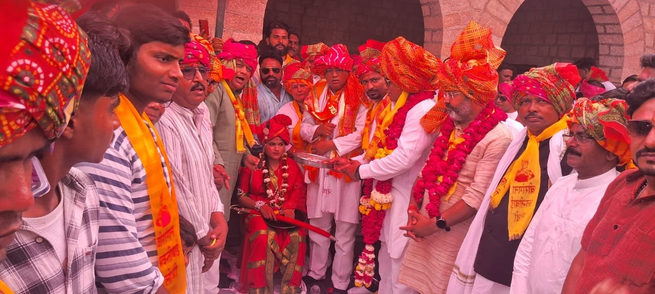 वीरांगना अवंतीबाई लोधी की भव्य शोभायात्रा से गूँजी ताजनगरी: आधा दर्जन झांकियों ने मोहा मन