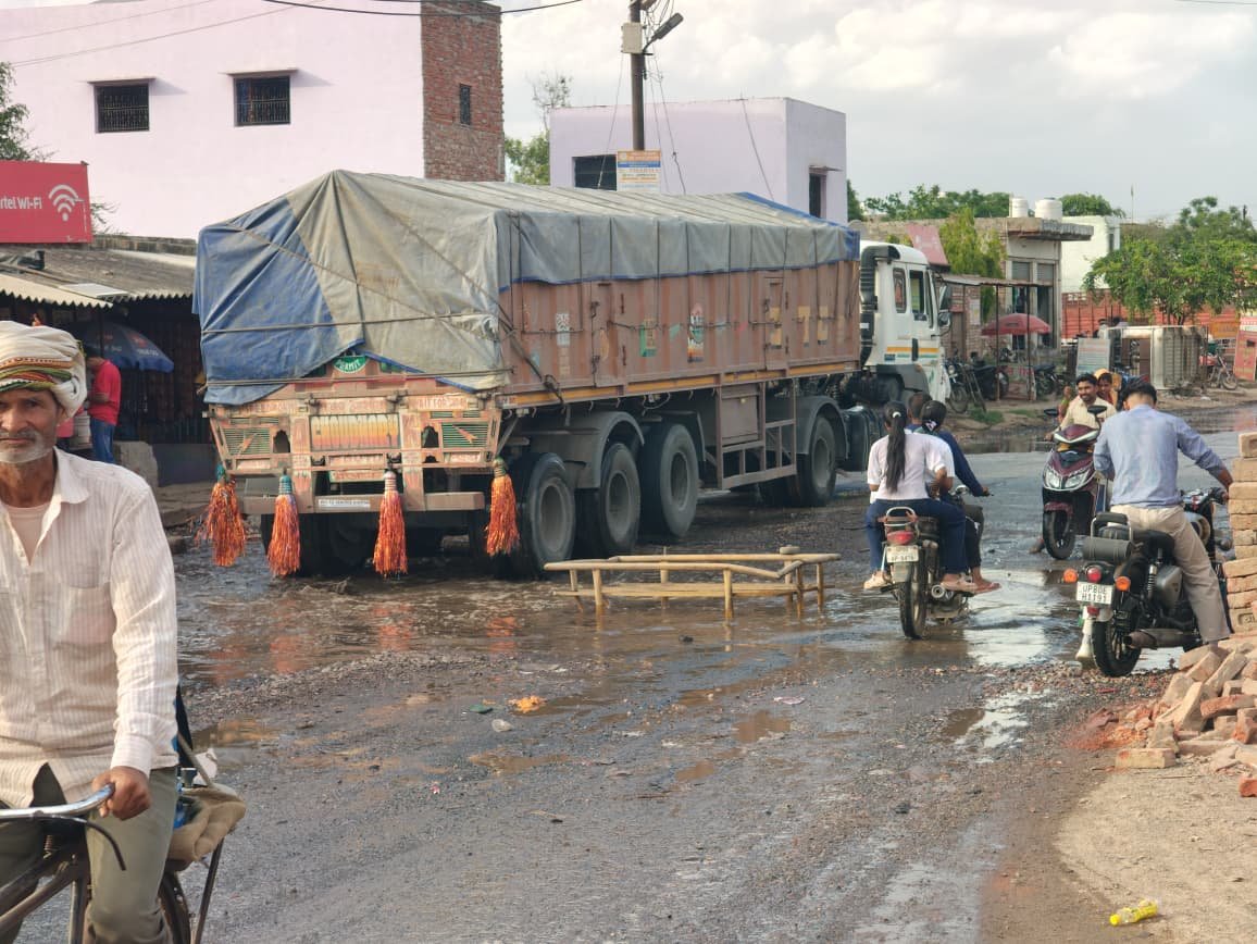 NHAI की लापरवाही: पहली बारिश से पहले ही किरावली-रुनकता मार्ग बना तालाब, राहगीर बेहाल