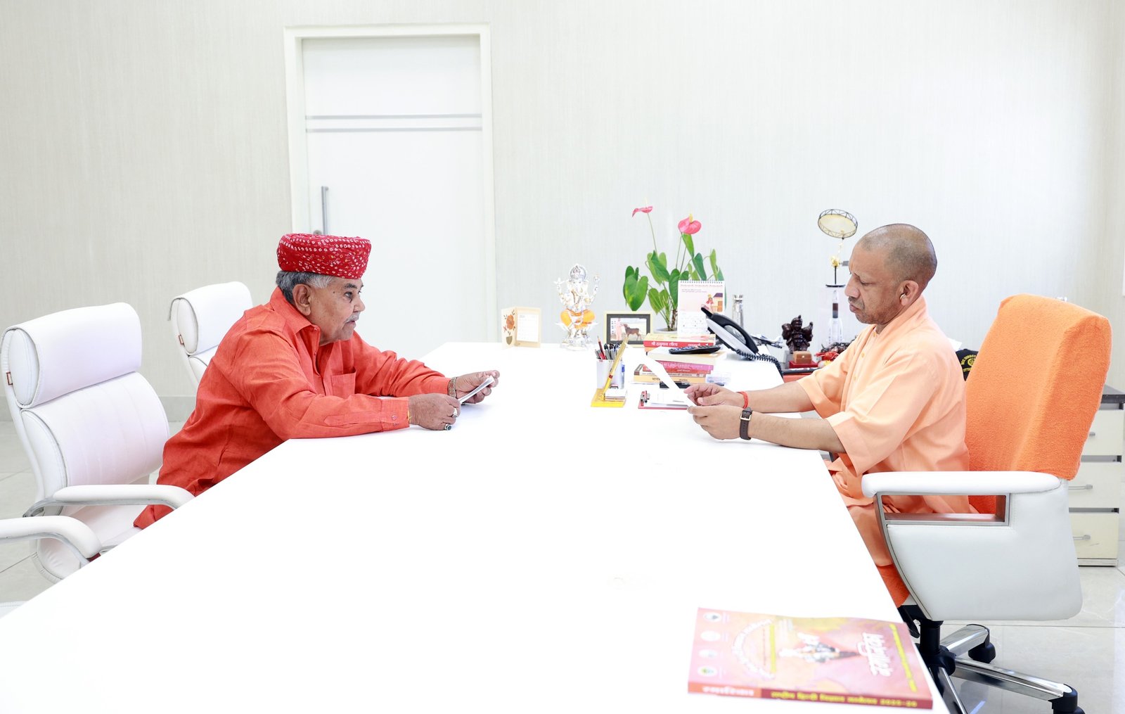 विधायक चौधरी बाबूलाल ने मुख्यमंत्री से की मुलाकात; फतेहपुर सीकरी के विकास और किसानों के मुद्दों पर हुई चर्चा