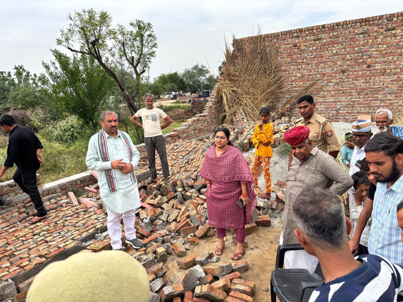 ओलावृष्टि और बेमौसम बारिश से तबाही: विधायक चौधरी बाबूलाल ने प्रशासनिक टीम के साथ किया प्रभावित क्षेत्रों का दौरा