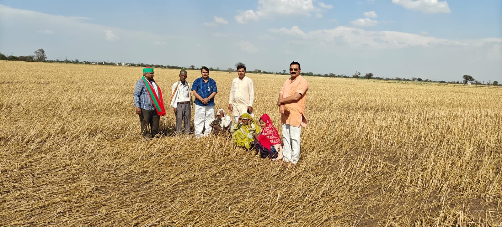फतेहपुर सीकरी: चक्रवात से बर्बाद हुई फसलों का जायजा लेने पहुंचे रालोद नेता, 50 हजार प्रति एकड़ मुआवजे की मांग