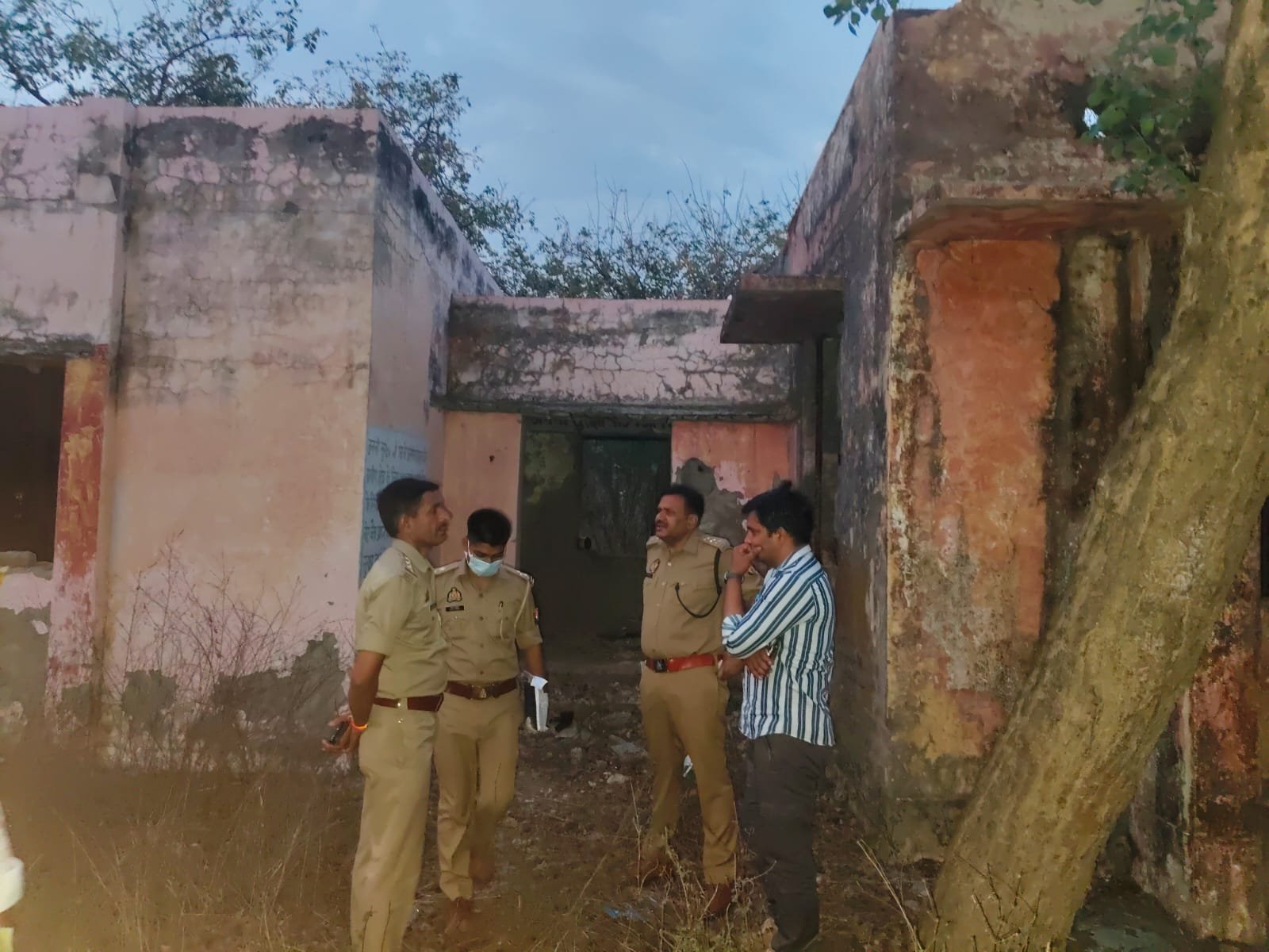 अछनेरा: खंडहर हो चुके सरकारी अस्पताल में फंदे से लटका मिला अज्ञात शव, इलाके में सनसनी