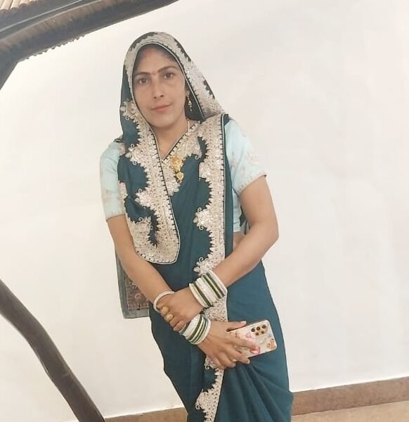 किरावली (आगरा): थाना किरावली के गांव मोरी में एक विवाहिता की संदिग्ध परिस्थितियों में मौत का सनसनीखेज मामला सामने आया है। मृतका रेखा, जो नानपुर गांव की रहने वाली थी, के पिता मांगेलाल ने आरोप लगाया है कि 5 लाख रुपये की अतिरिक्त मांग पूरी न होने पर ससुराल वालों ने उनकी बेटी की गला दबाकर हत्या कर दी। समझौता बना 'डेथ वारंट' रेखा की शादी साल 2019 में मोरी निवासी नरेंद्र उर्फ सोनू से हुई थी। ससुराल वालों की प्रताड़ना के कारण मामला आगरा के परिवार परामर्श केंद्र पहुंचा था। 27 नवंबर 2025 को हुए समझौते में पति ने वादा किया था कि वह रेखा को परेशान नहीं करेगा और अलग रहेगा। इसी वादे के भरोसे पिता ने अपनी बेटी को वापस ससुराल भेजा था, लेकिन समझौते के बावजूद उत्पीड़न कम नहीं हुआ। धमकी के बाद मिली मौत की खबर पिता का आरोप है कि 4 अप्रैल को दामाद ने फोन पर 4 लाख रुपये की मांग की और जान से मारने की धमकी दी। अगले दिन जब परिजन घबराकर बेटी के घर पहुंचे, तो वहां ताला लटका मिला और बाद में उन्हें रेखा की मौत की सूचना मिली। मासूम बच्चों का बुरा हाल रेखा की मौत से उसके दो मासूम बच्चों के सिर से मां का साया उठ गया है। 5 साल का बेटा नमन और 2 साल की बेटी नमनसी अब अपनी मां के लिए बिलख रहे हैं। इस घटना से पूरे इलाके में शोक और रोष व्याप्त है। पुलिस की कार्रवाई एसीपी अछनेरा, शैलेंद्र सिंह ने बताया कि शव को कब्जे में लेकर पोस्टमार्टम के लिए भेज दिया गया है। परिजनों की तहरीर के आधार पर जांच की जा रही है। पोस्टमार्टम रिपोर्ट आने के बाद मौत की असली वजह साफ होगी और दोषियों पर कठोर कार्रवाई की जाएगी।