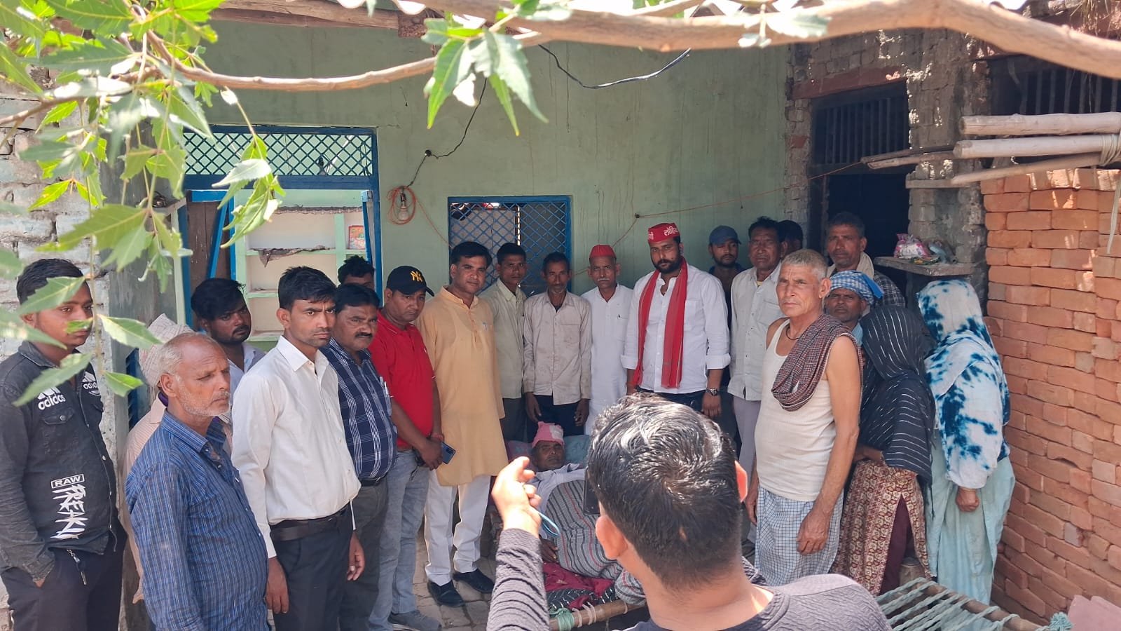 ओला वृष्टि से हुए नुकसान का जायजा लेने पहुंचे सपा नेता, घायलों के लिए आर्थिक मदद और आवास की मांग