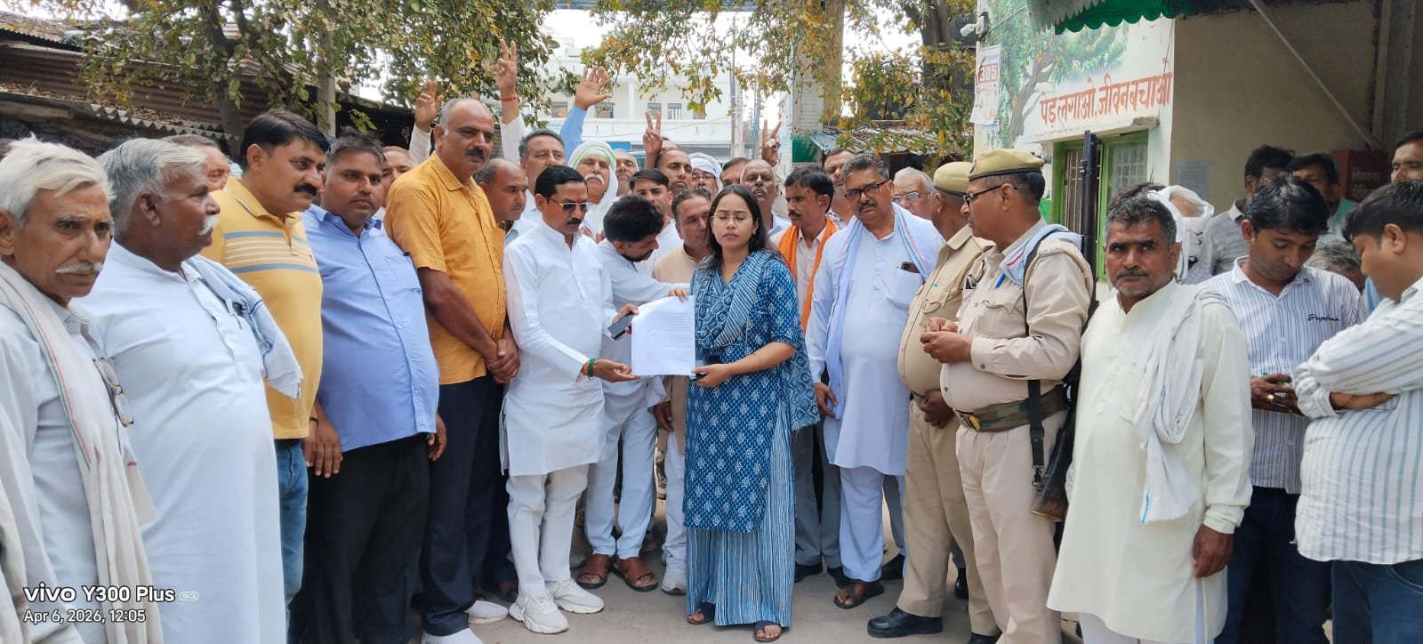 ओलावृष्टि से फसलों का भारी नुकसान: किरावली तहसील पर किसानों का जोरदार प्रदर्शन, एसडीएम को सौंपा ज्ञापन