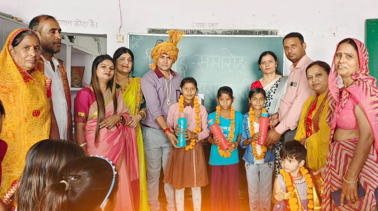 विदाई समारोह में भावुक हुए छात्र और शिक्षक, मेधावी विद्यार्थियों का हुआ सम्मान