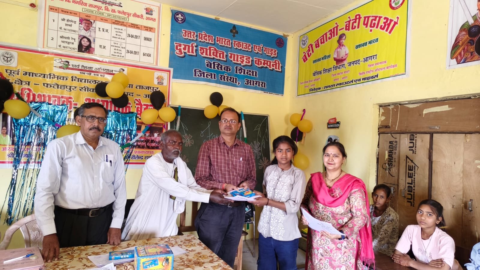 अछनेरा। ब्लॉक के अंतर्गत आने वाले पूर्व माध्यमिक विद्यालय नगरिया ताजपुर में कक्षा आठ के छात्र-छात्राओं के सम्मान में एक भव्य विदाई समारोह का आयोजन किया गया। इस अवसर पर विद्यालय का माहौल उत्साह और भावुकता से भरा नजर आया। मुख्य अतिथि ने किया शुभारंभ कार्यक्रम में मुख्य अतिथि के रूप में खंड शिक्षा अधिकारी (BEO) रंजन गुप्ता उपस्थित रहे। उन्होंने माँ सरस्वती के चित्र पर पुष्प अर्पित कर और दीप प्रज्वलित कर कार्यक्रम का विधिवत शुभारंभ किया। उनके साथ विद्यालय प्रबंधन समिति के अध्यक्ष रामबाबू, ग्राम के वरिष्ठ नागरिक पूरन सिंह और प्रधानाध्यापक हीलेंद्र शर्मा भी विशिष्ट अतिथि के रूप में मंच पर मौजूद रहे। सांस्कृतिक प्रस्तुतियों ने मोहा मन कार्यक्रम का कुशल संचालन रेनू भारद्वाज द्वारा किया गया। समारोह के दौरान छात्र-छात्राओं ने रंगारंग सांस्कृतिक कार्यक्रम प्रस्तुत किए और विदाई भाषण दिए, जिससे उपस्थित जनसमूह मंत्रमुग्ध हो गया। शिक्षकों ने अपने संबोधन में विद्यार्थियों के साथ बिताए समय को याद किया और उनके उज्ज्वल भविष्य के लिए मंगलकामनाएं दीं। शिक्षा और लक्ष्य पर दिया जोर मुख्य अतिथि रंजन गुप्ता ने अपने संबोधन में शिक्षा की उपयोगिता पर प्रकाश डालते हुए कहा कि विद्यार्थी जीवन में अनुशासन और लक्ष्य का निर्धारण अत्यंत आवश्यक है। उन्होंने छात्रों को निरंतर कड़ी मेहनत करने की सलाह दी और विद्यालय प्रशासन द्वारा किए जा रहे प्रयासों की सराहना की। पुरस्कार वितरण के साथ समापन समारोह के अंत में सभी विदा होने वाले छात्र-छात्राओं को स्मृति चिह्न व पुरस्कार देकर सम्मानित किया गया। विद्यालय के शिक्षकों ने विद्यार्थियों को जीवन की नई पारी के लिए प्रेरित करते हुए उन्हें शुभकामनाएं दीं। इस दौरान विद्यालय का समस्त स्टाफ और ग्रामीण मौजूद रहे।