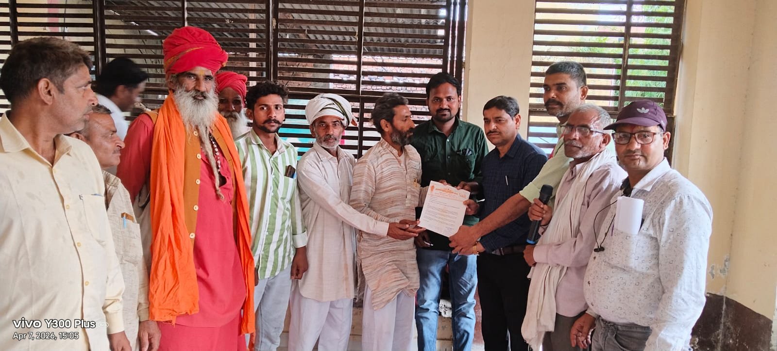 किरावली: 'फर्जी' सर्वे पर भड़का किसानों का आक्रोश, तहसील में उपवास रख भरी हुंकार