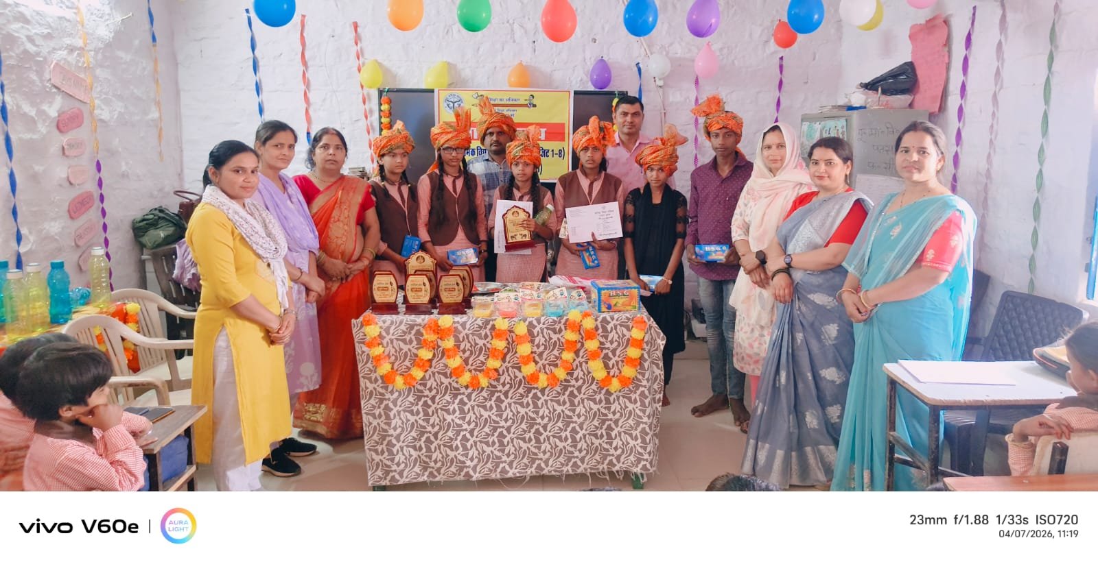 फतेहपुर सीकरी: परिषदीय विद्यालय के वार्षिकोत्सव में छात्रों ने बिखेरी चमक, प्रतिभाओं का हुआ सम्मान