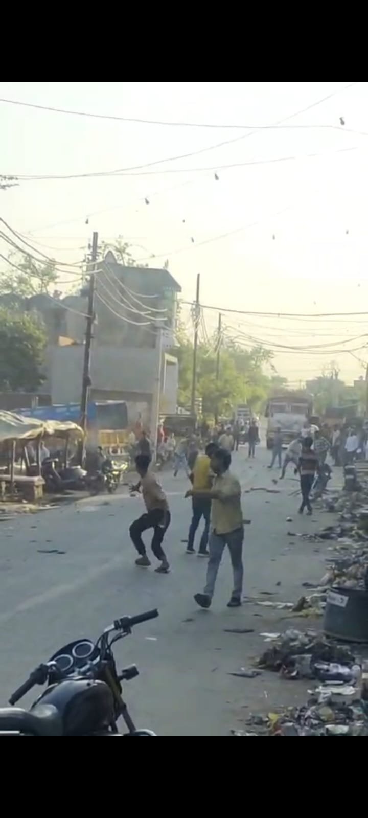 भैंस के पैसों के लेनदेन में खूनी संघर्ष: कागारौल में जमकर चले ईंट-पत्थर, बाजार में मची भगदड़