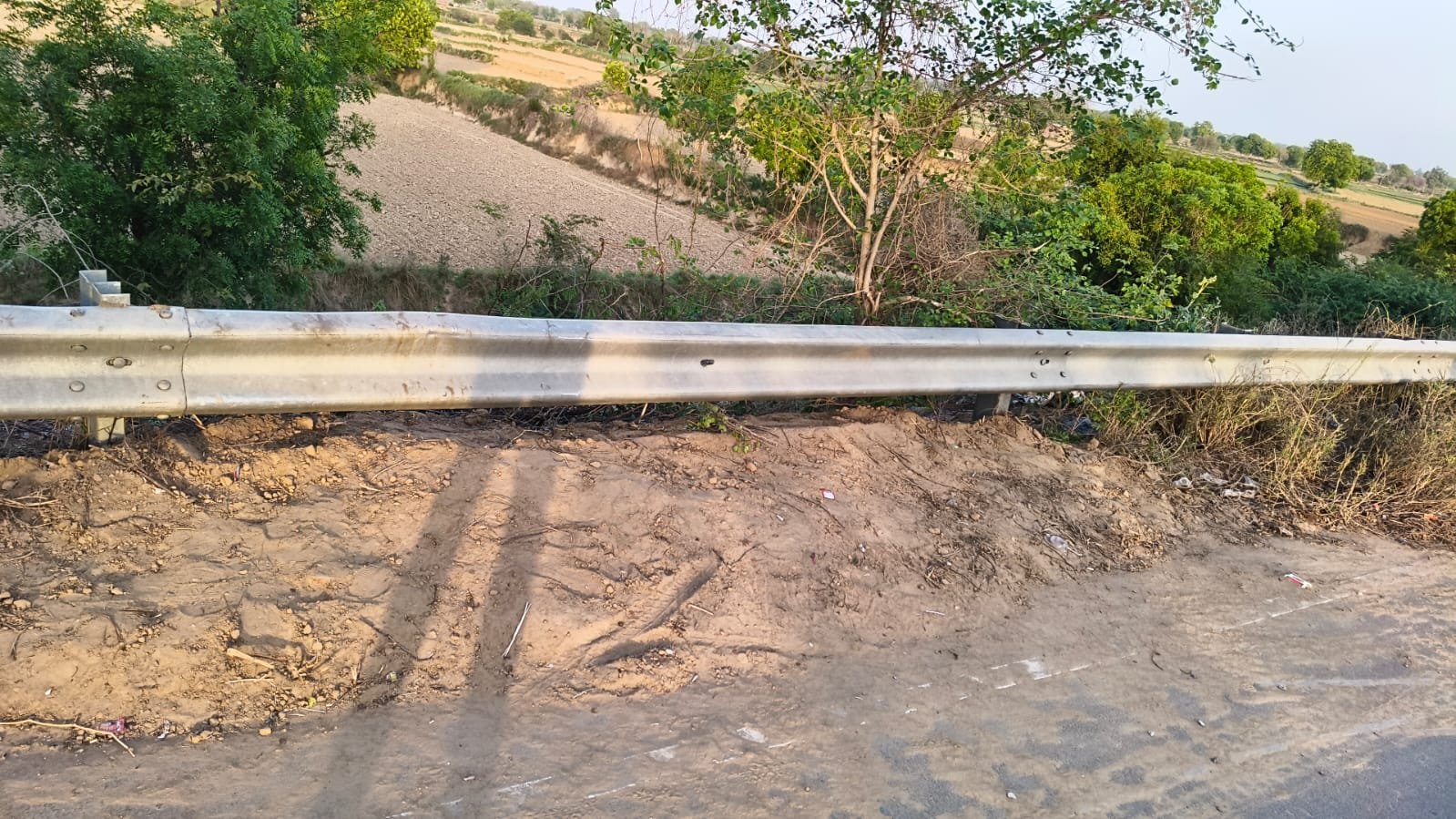 किरावली (आगरा): किरावली-कागारौल मार्ग पर स्थित खारी नदी के पुल पर बना जानलेवा गड्ढा आखिरकार किसान नेताओं के लंबे संघर्ष के बाद भर दिया गया है। लोक निर्माण विभाग (PWD) की इस कार्रवाई से क्षेत्रीय लोगों ने राहत की सांस ली है और जन-धन की हानि का खतरा टल गया है। आंदोलन के बाद टूटी विभाग की नींद बता दें कि गांव मोरी के पास खारी नदी के पुल पर जैँगारे की ओर ढलान पर एक खतरनाक गड्ढा हो गया था, जिससे आए दिन हादसों का डर बना रहता था। इसे ठीक कराने के लिए किसान नेताओं ने 05 मार्च को उप जिलाधिकारी किरावली दिव्या सिंह को ज्ञापन सौंपा था। समाधान न होने पर 23 मार्च को क्षेत्रीय लोगों के साथ गड्ढे में बैठकर विरोध प्रदर्शन किया गया। प्रदर्शन के दबाव में PWD के सहायक अभियंता और अवर अभियंता ने 25 मार्च को मौके पर पहुंचकर जल्द काम पूरा करने का आश्वासन दिया था। मिट्टी के बोरों से की गई थी खानापूर्ति प्रशासनिक आश्वासन के बाद भी जब 10 दिनों तक काम शुरू नहीं हुआ और विभाग ने केवल कांटेदार डालियां और मिट्टी के बोरे रखकर खानापूर्ति कर दी, तो ग्रामीणों का आक्रोश फूट पड़ा। किसान नेताओं ने दोबारा उग्र आंदोलन की चेतावनी दी, जिसके बाद विभाग हरकत में आया और अब इस जानलेवा गड्ढे को पूरी तरह दुरुस्त कर दिया गया है। किसान नेताओं ने जताई खुशी किसान मजदूर नेता चौधरी दिलीप सिंह ने कहा कि यह संघर्ष की जीत है, जिससे अब किसी की जान जोखिम में नहीं पड़ेगी। इस सफलता पर धीरज सिकरवार, सत्यवीर चाहर, गंगाराम माहौर, भूपेंद्र इंदौलिया, मुकेश सविता, सुमन सिकरवार, मंजू वर्मा, रणबीर चाहर और अन्य नेताओं ने हर्ष व्यक्त किया है।