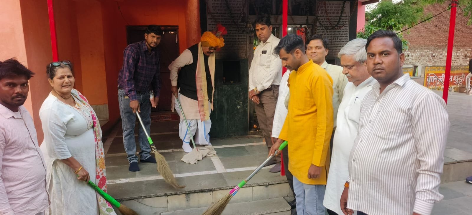 फतेहपुर सीकरी: 'गाँव चलो अभियान' के तहत घर-घर पहुँचे भाजपा कार्यकर्ता, सफाई अभियान चलाकर दिया स्वच्छता का संदेश