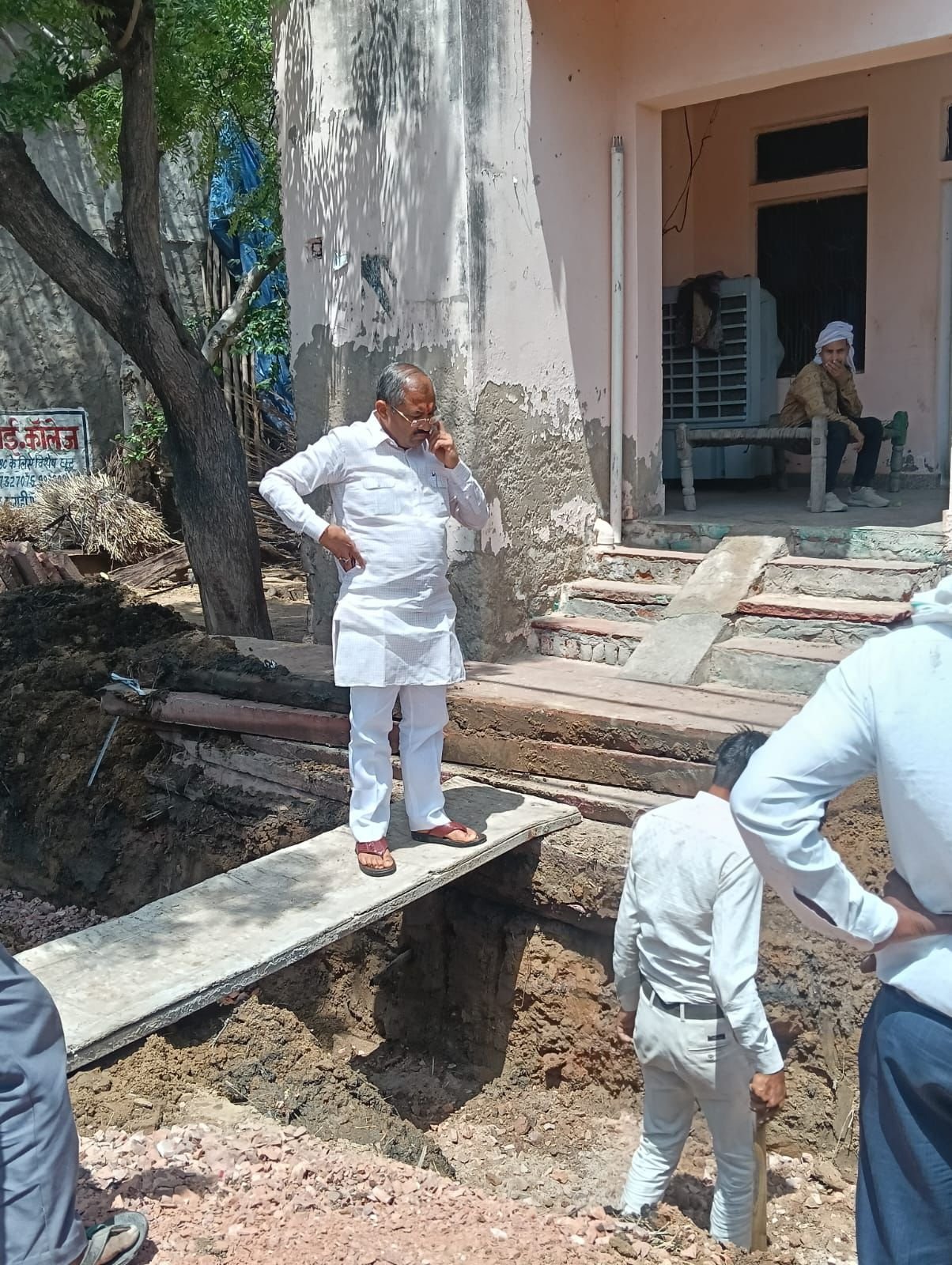 फतेहपुर सीकरी: मंडी मिर्जा खां में 59 लाख की लागत से बन रहा सीसी मार्ग, डॉ. रामेश्वर चौधरी ने किया औचक निरीक्षण