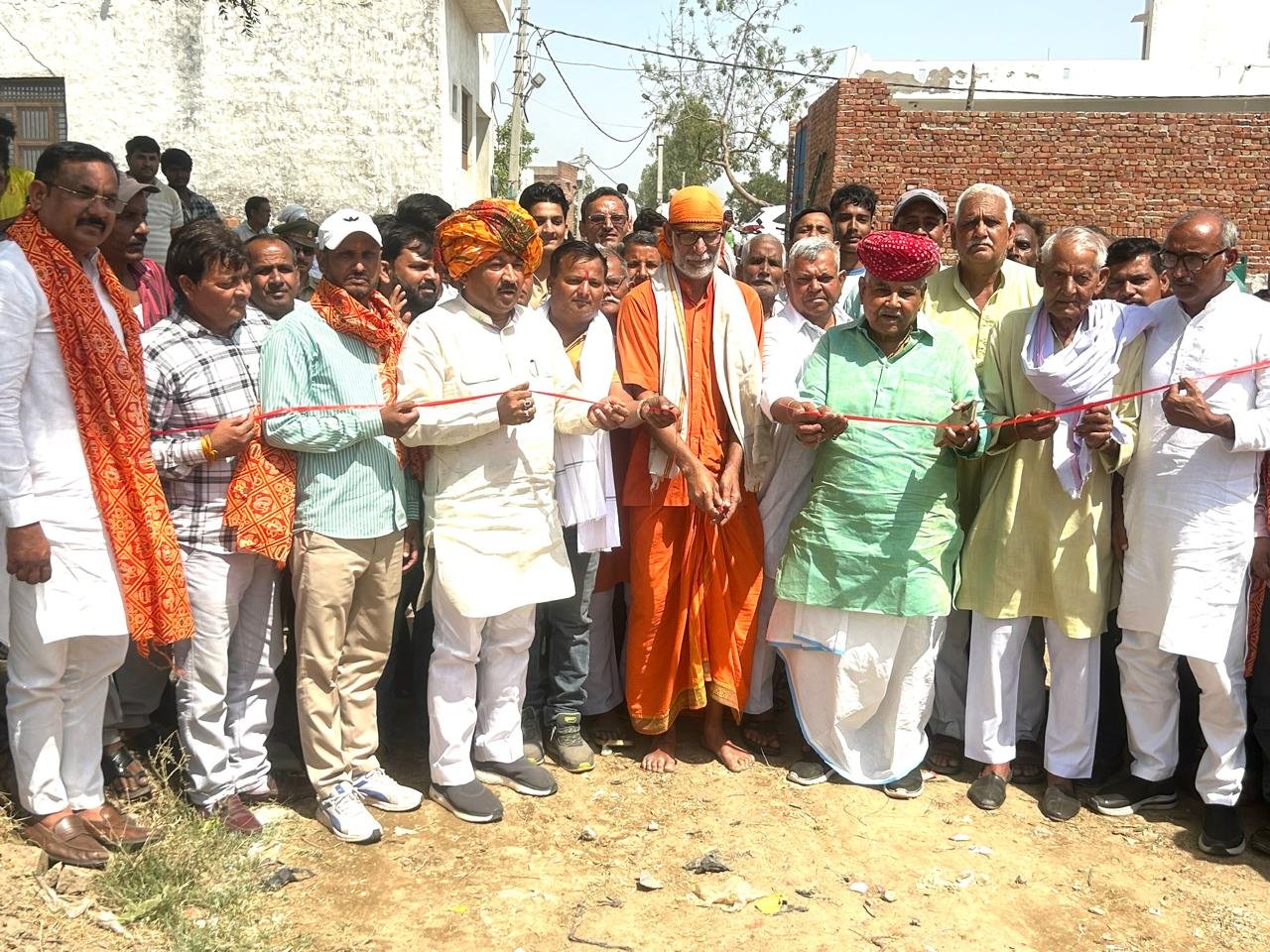 किरावली: विधायक चौधरी बाबूलाल ने किया कुंडा हनुमान मंदिर मार्ग का शिलान्यास, 1.10 करोड़ की लागत से बनेगी सीसी रोड