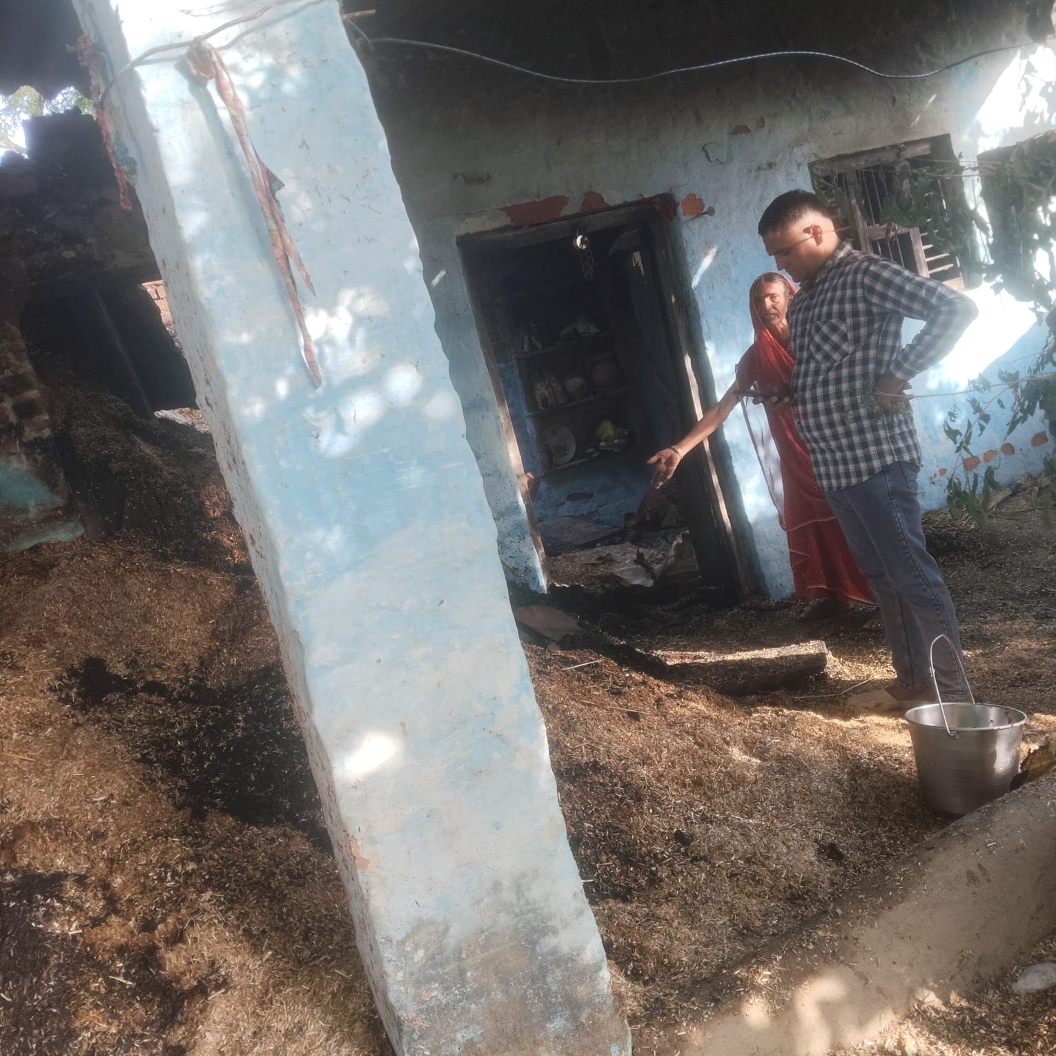 फतेहपुर सीकरी: मजदूर के आशियाने में लगी भीषण आग, गृहस्थी का सारा सामान जलकर राख
