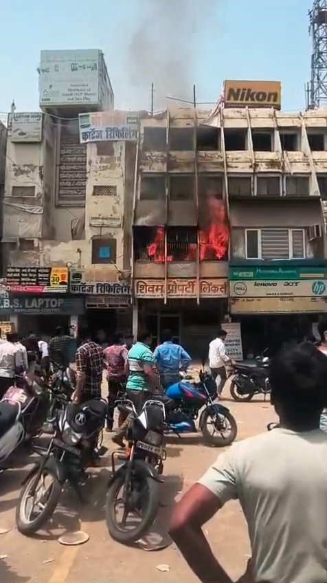 संजय प्लेस के स्काई टावर में भीषण आग, गोदाम जलकर राख
