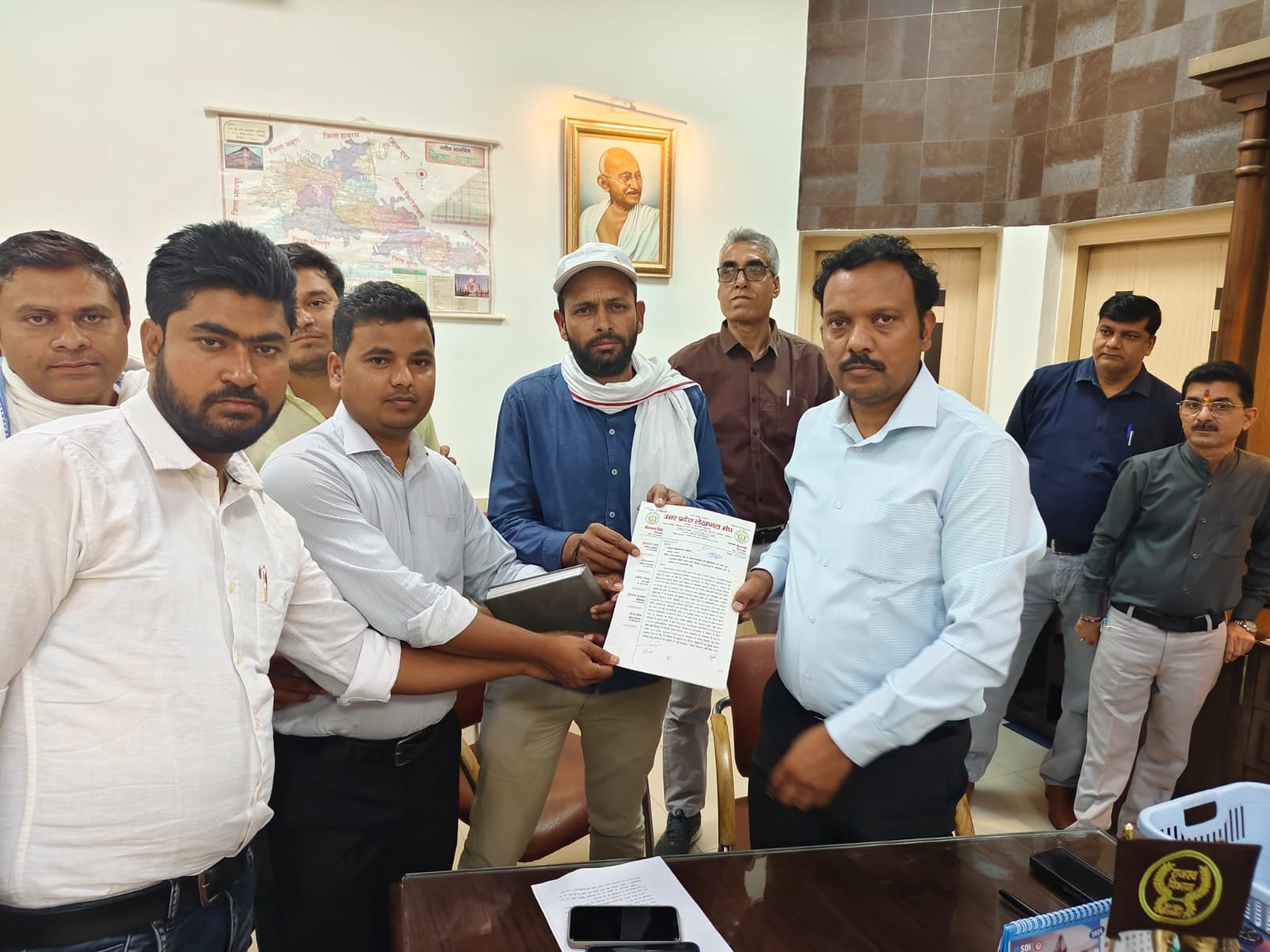 आगरा: लेखपाल संघ का हल्लाबोल, फार्मर रजिस्ट्री के नाम पर उत्पीड़न का आरोप लगा डीएम को सौंपा ज्ञापन
