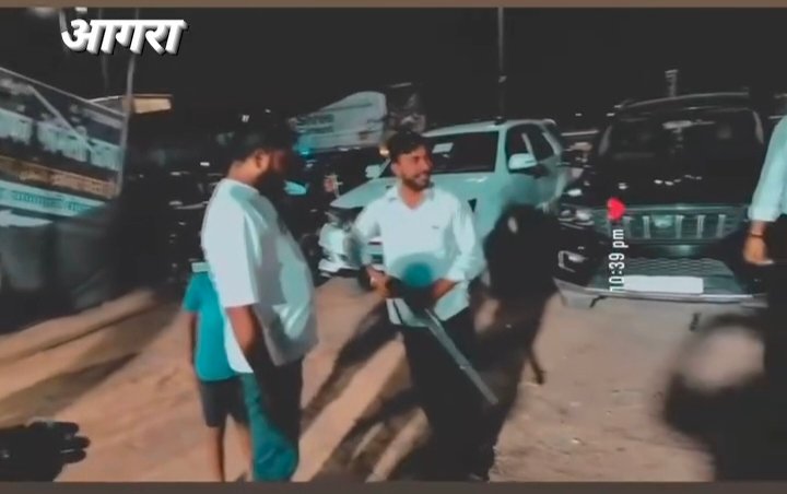 आगरा: 'हथियार शो-ऑफ' का खतरनाक ट्रेंड; ढाबे के बाहर असलहे लहराते युवकों का वीडियो वायरल