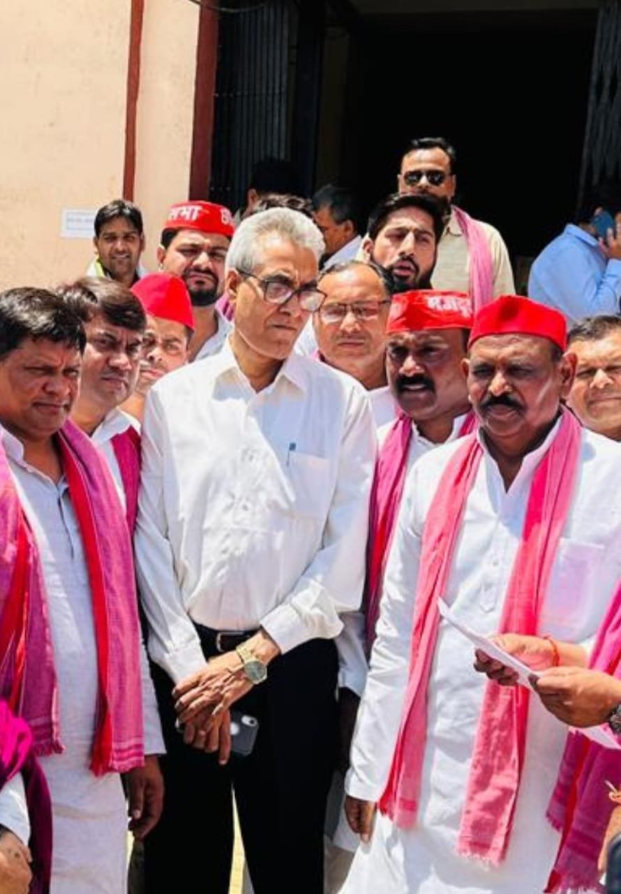 मजदूरों पर अत्याचार और पत्रकार की गिरफ्तारी के खिलाफ सपाइयों का हल्लाबोल, राष्ट्रपति के नाम डीएम को सौंपा ज्ञापन