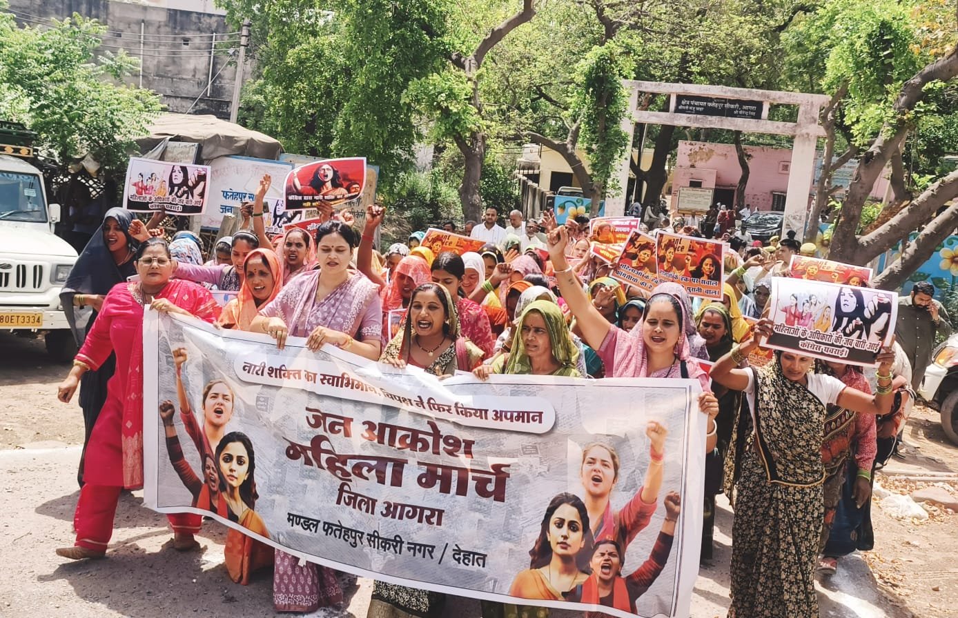विपक्ष के विरोध के खिलाफ भाजपा की हुंकार: फतेहपुर सीकरी में निकला विशाल 'महिला जन आक्रोश मार्च