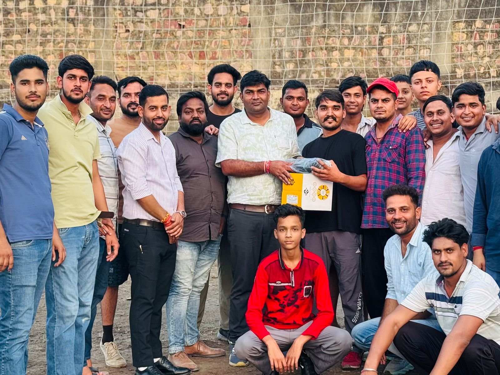 फतेहपुर सीकरी में खेलों की नई क्रांति: सरपंच विश्वेंद्र कुमार हर स्कूल को देंगे वॉलीबॉल किट