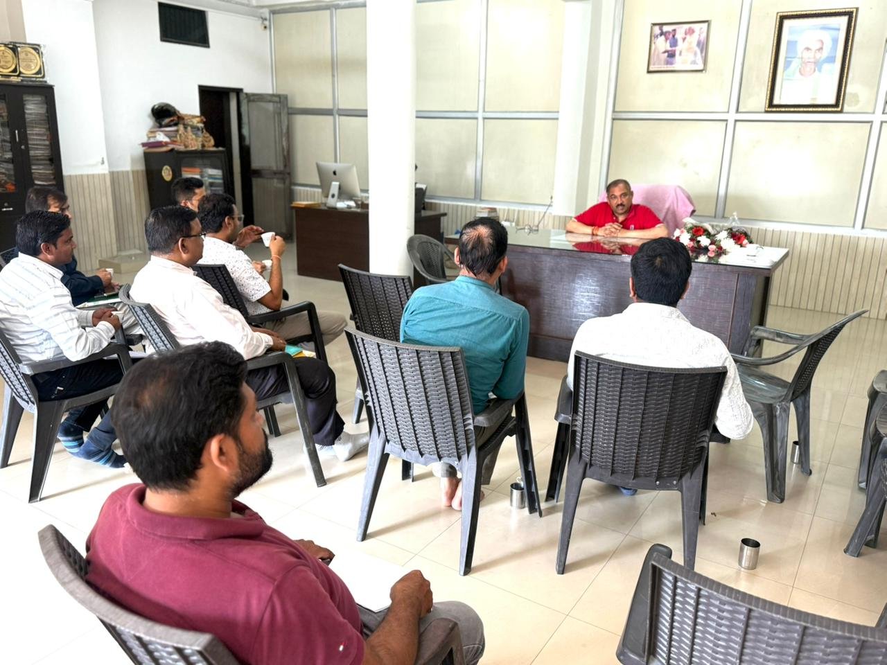 विद्युत समस्याओं पर विधायक प्रतिनिधि डॉ. रामेश्वर चौधरी सख्त, अधिकारियों को दिए त्वरित समाधान के निर्देश