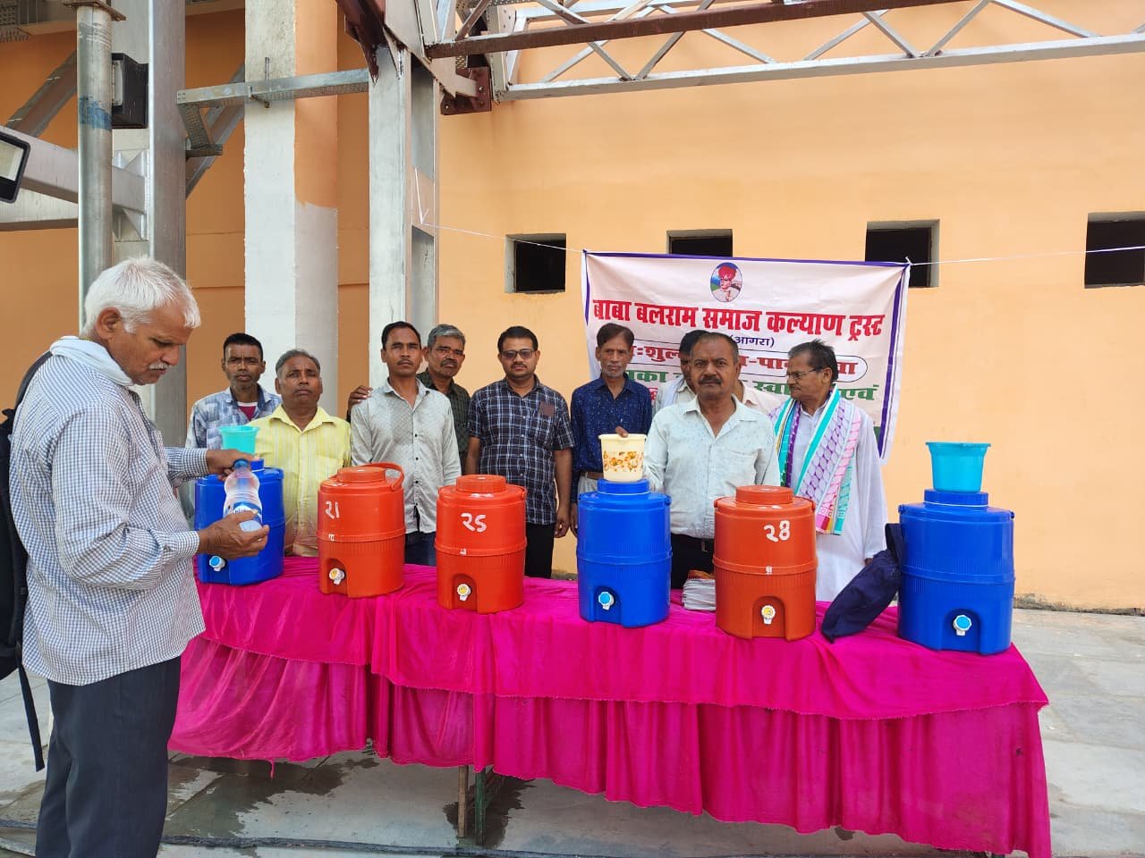 अछनेरा रेलवे स्टेशन पर नि:शुल्क जलपान सेवा का आयोजन, भीषण गर्मी में यात्रियों को पिलाया पानी
