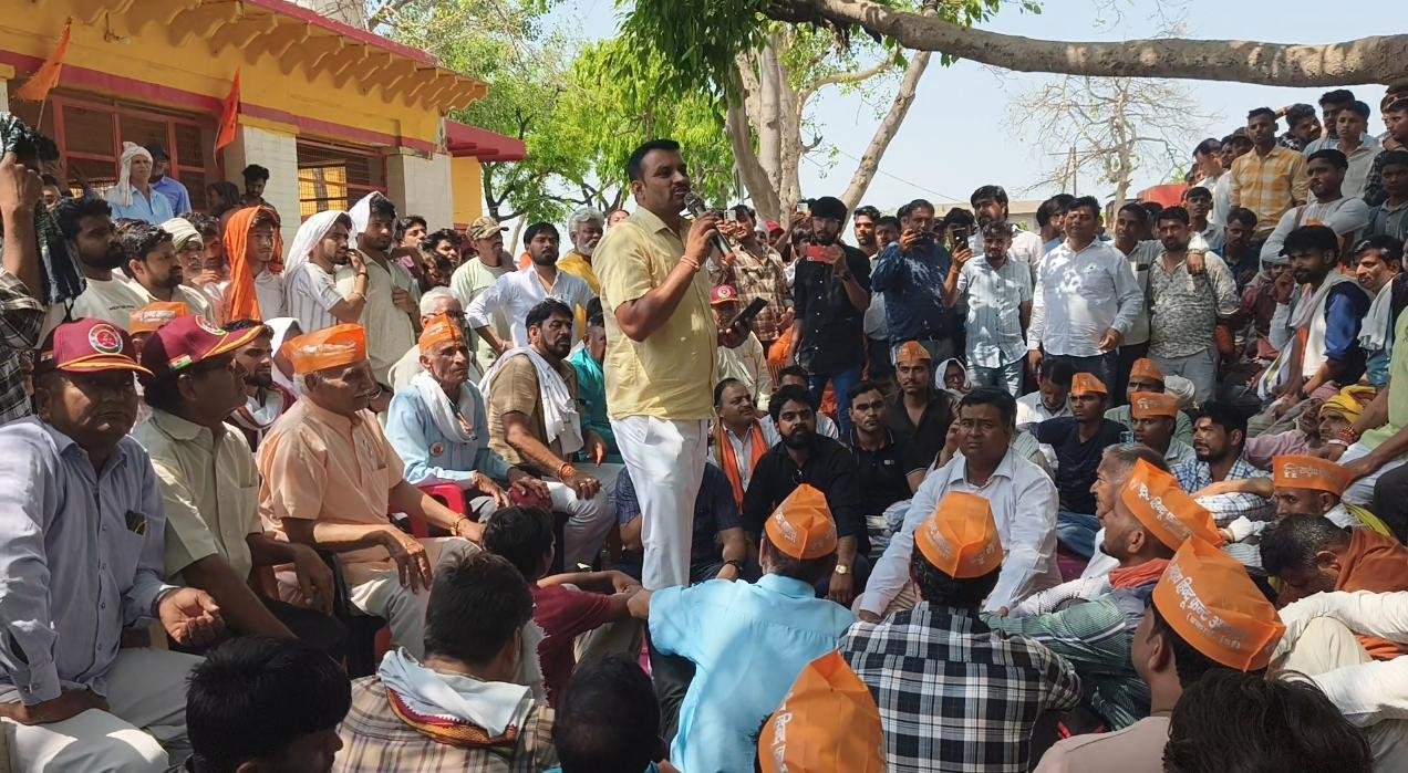किरावली में आक्रोश: हिंदू नाबालिग भाइयों से मारपीट के विरोध में बाबा मोनी आश्रम पर हुंकार, भोज कुमार फौजी ने शुरू किया अनिश्चित कालीन धरना
