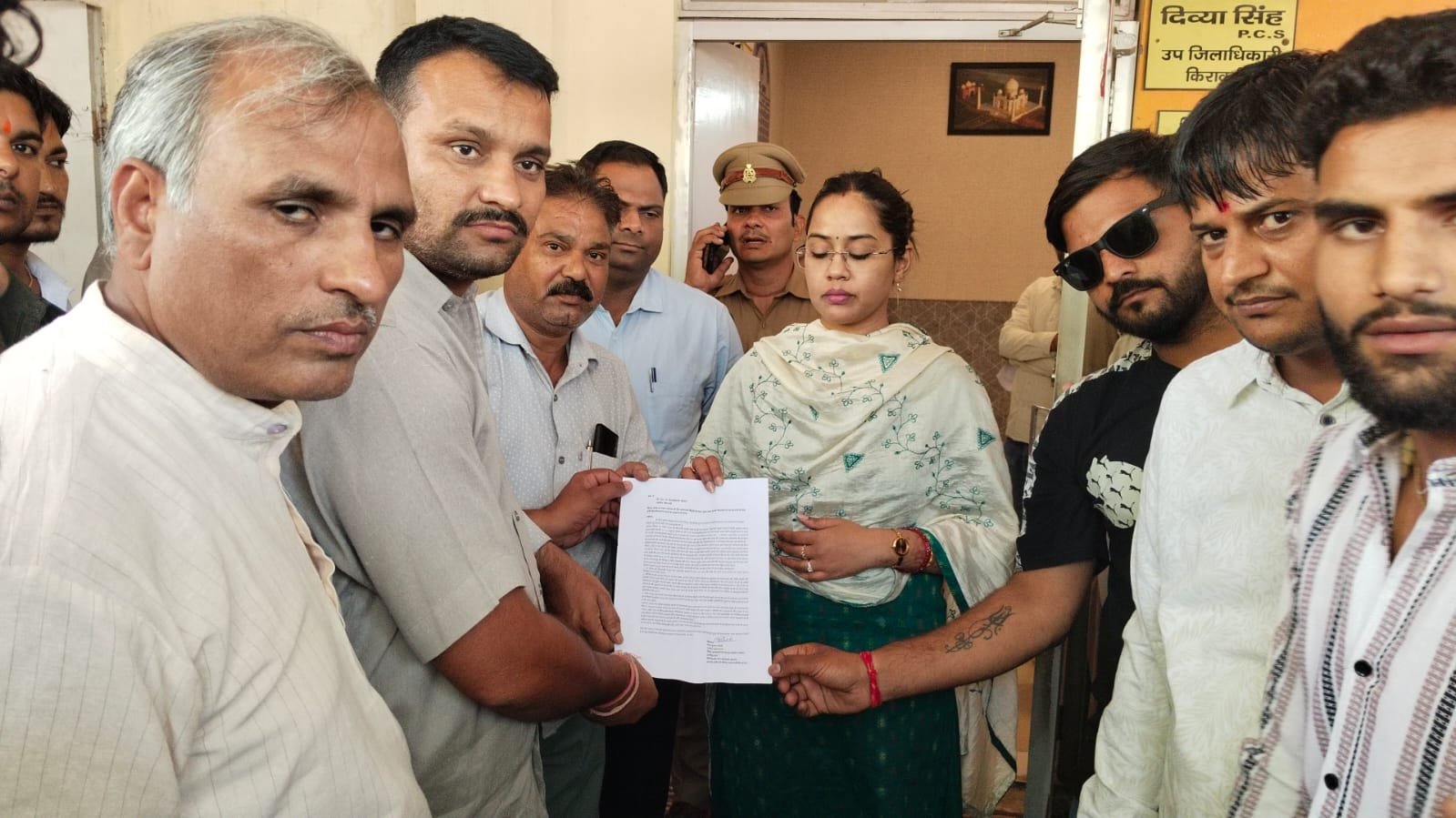 किरावली में न्याय की हुंकार: पूर्व सैनिक भोज कुमार फौजी का अनिश्चितकालीन धरना शुरू, प्रशासन को सौंपा 4 सूत्रीय ज्ञापन