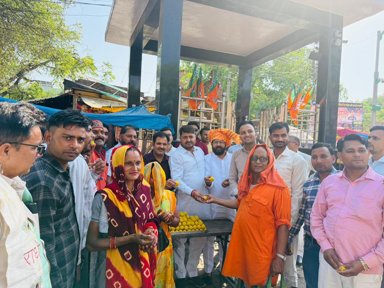 प्रचंड जीत का जश्न: फतेहपुर सीकरी में भाजपाइयों ने मनाया विजय उत्सव, बांटी मिठाई
