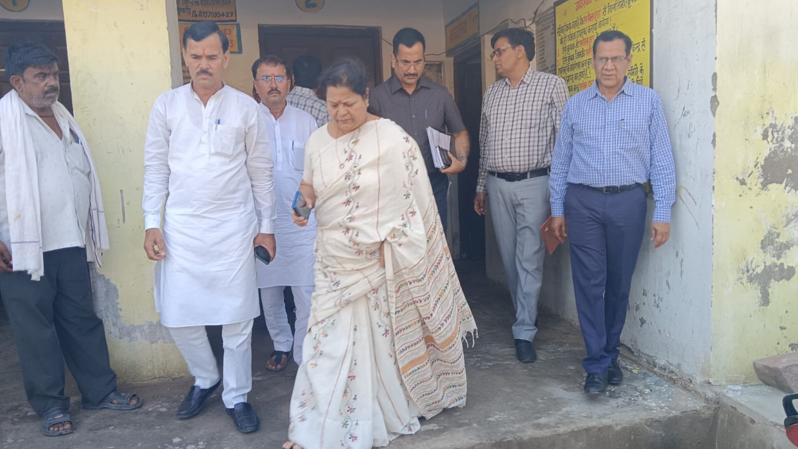 विशेष सचिव रेखा एस. चौहान ने गेहूं केंद्रों पर मारा छापा, 500 ग्राम ज्यादा तौल पर प्रभारियों को लगी फटकार