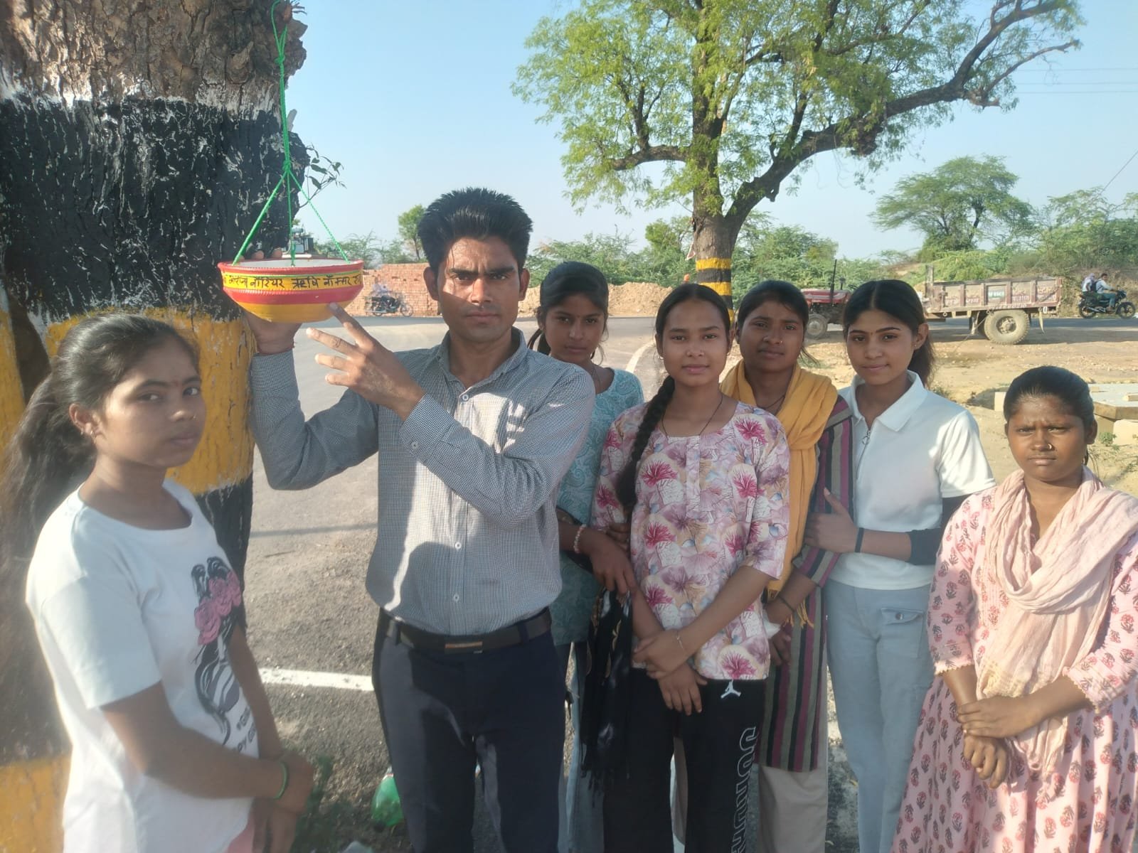भीषण गर्मी में बेजुबानों का सहारा बनी 'टीम कोरोना वॉरियर', पक्षियों के लिए शुरू किया परिंडा अभियान