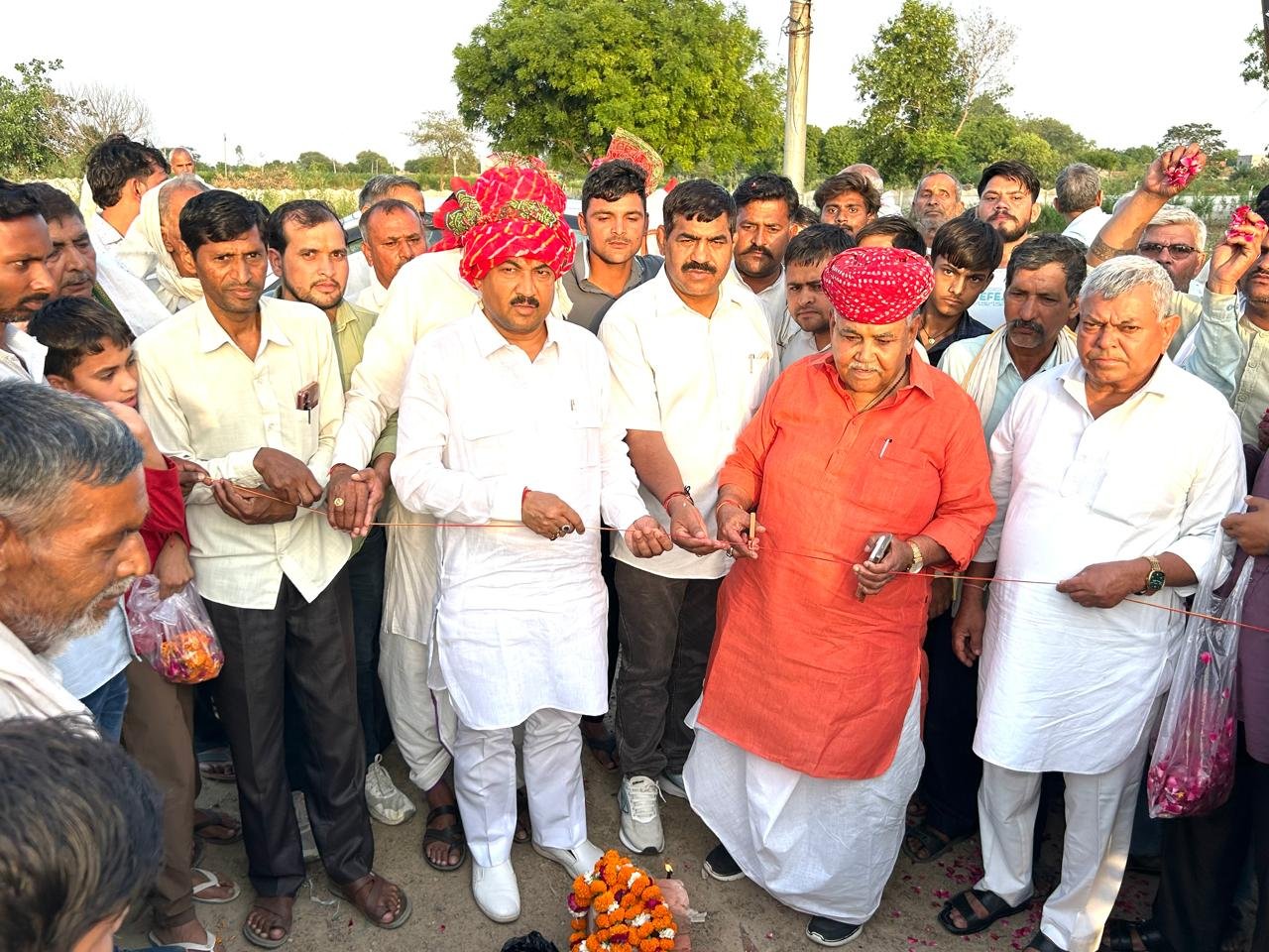 फतेहपुर सीकरी विधायक चौधरी बाबूलाल ने 97.64 लाख की लागत से बनने वाले सकतपुर-पाली-रसूलपुर मार्ग का शिलान्यास किया