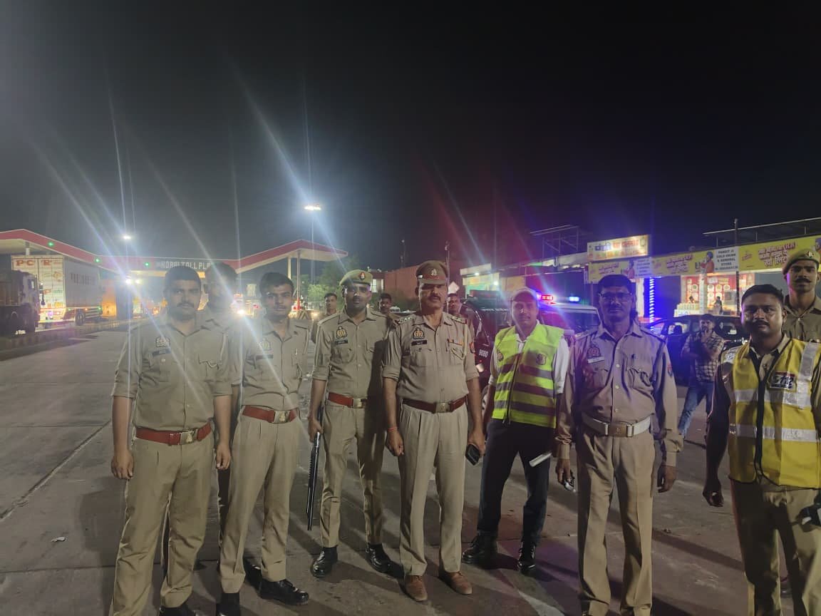 आगरा: नशेड़ी चालकों पर आगरा पुलिस का हंटर, कोरई टोल प्लाजा पर चला सघन चेकिंग अभियान