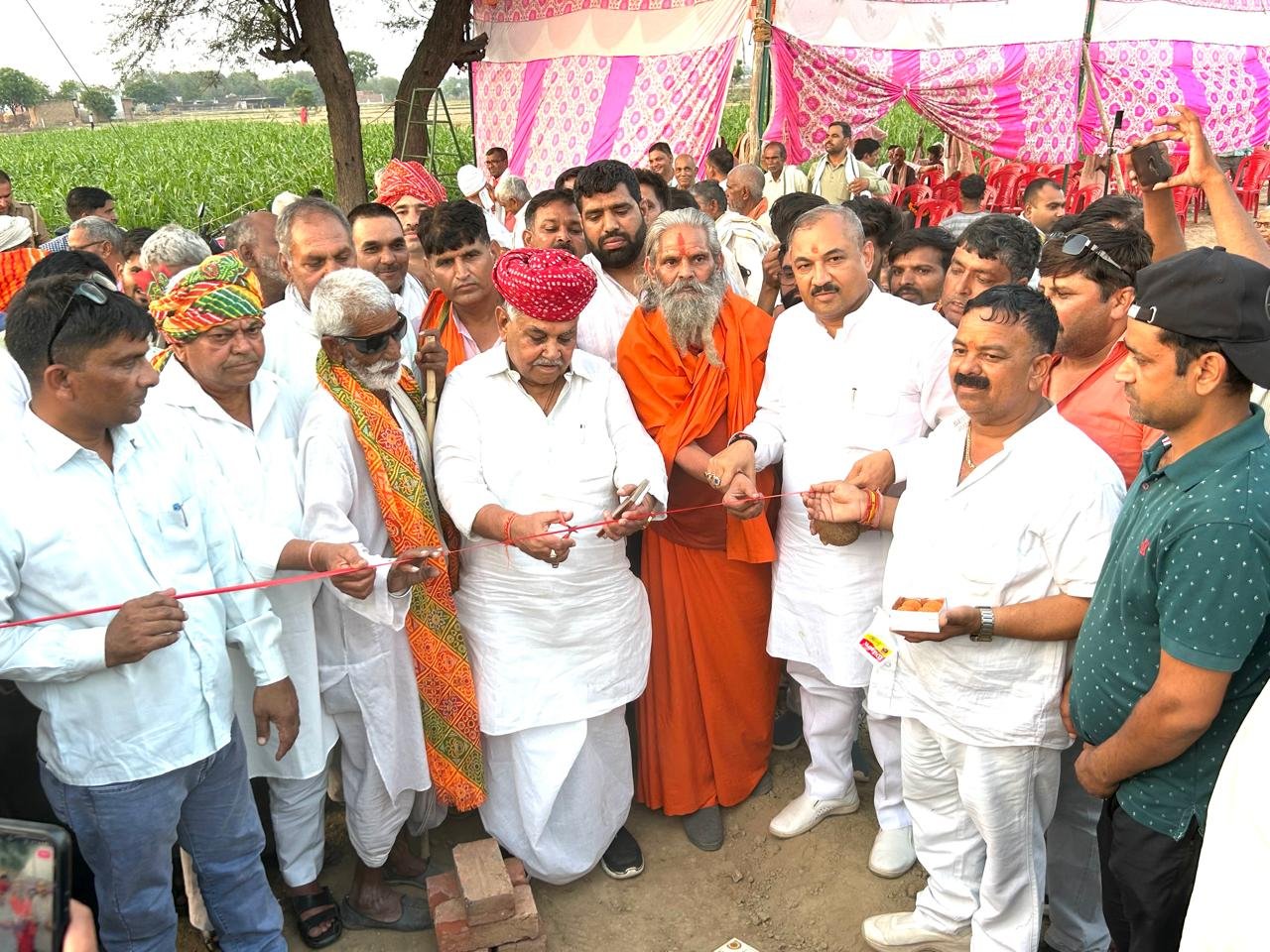 फतेहपुर सीकरी: "ग्रामीण सड़कें भी अब शहरों जैसी चमकेंगी"– विधायक चौधरी बाबूलाल ने 1.77 करोड़ की सड़क का किया शिलान्यास