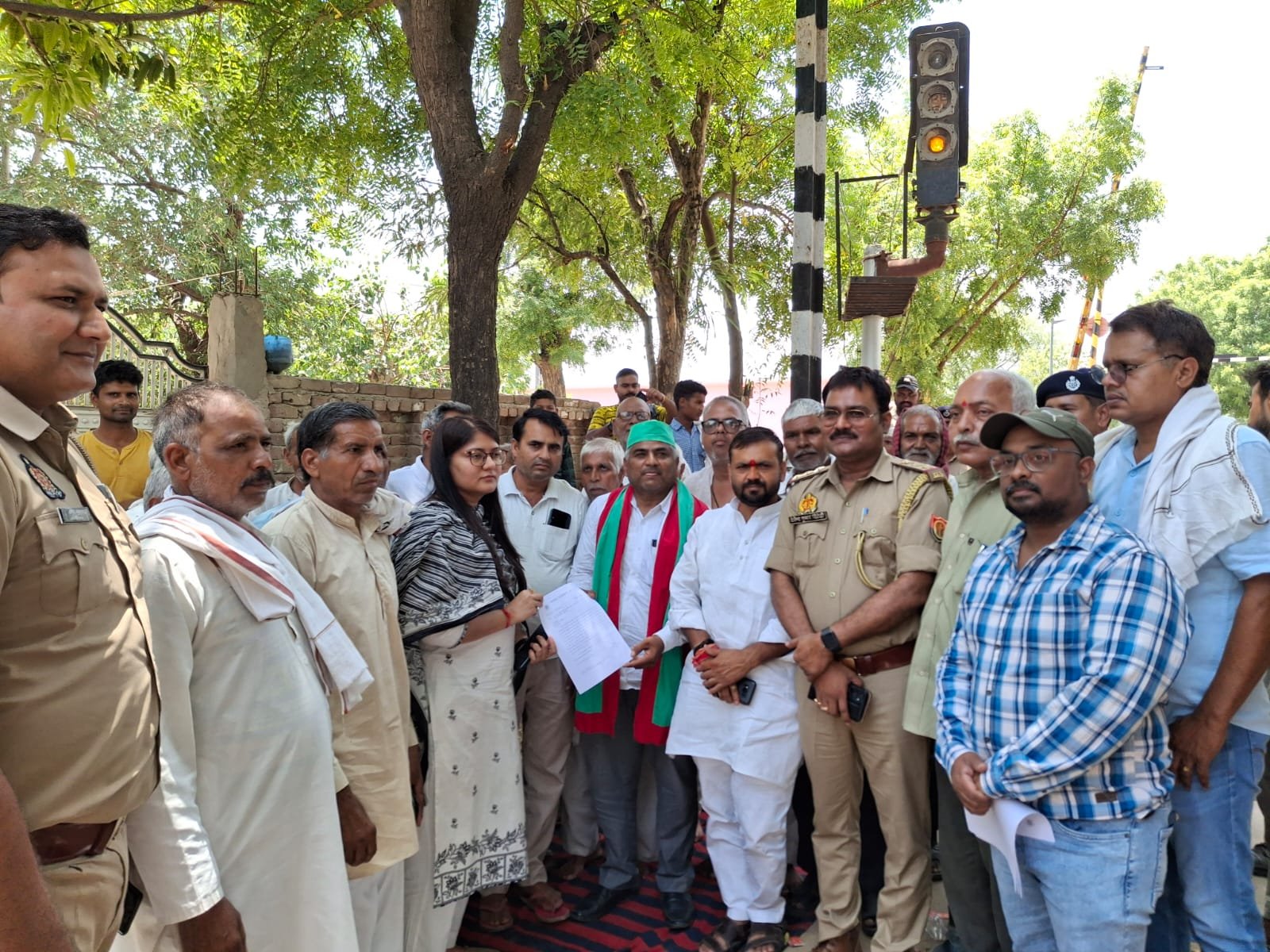 बड़ी जीत: 186 दिनों से जारी किसानों का धरना समाप्त, रेलवे ने तुरंत जेसीबी लगाकर शुरू कराया पुल का निर्माण
