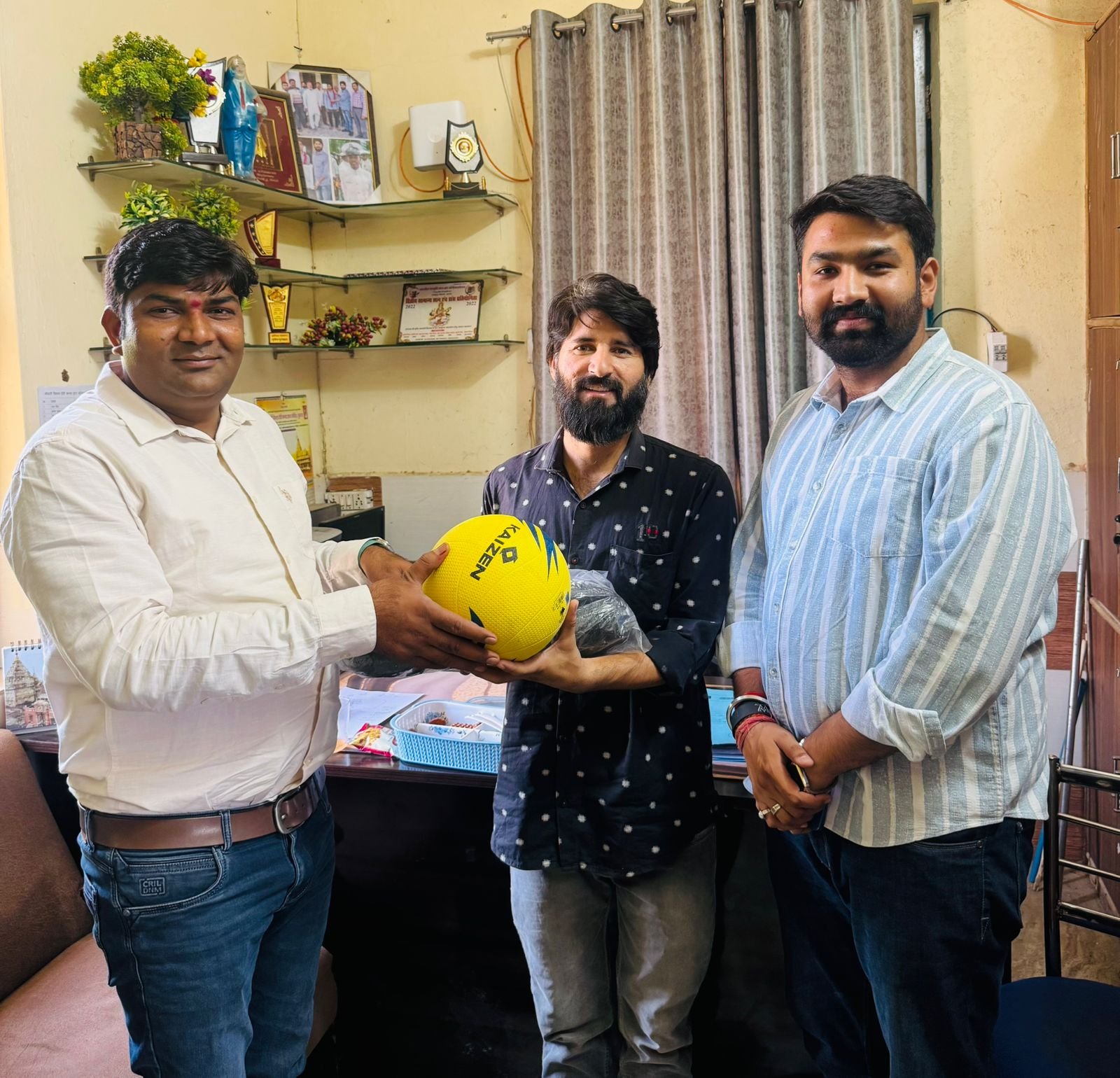 खेल क्रांति की शुरुआत: फतेहपुर सीकरी के दर्जनों स्कूलों में बंटी वॉलीबॉल किट, जल्द होगी ब्लॉक स्तरीय प्रतियोगिता