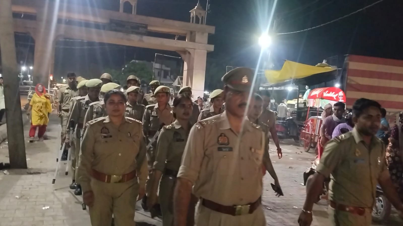 थाना किरावली: नए रिक्रूट्स के साथ पुलिस ने निकाला पैदल मार्च, महिला आरक्षी का जन्मदिन मनाकर बढ़ाया हौसला