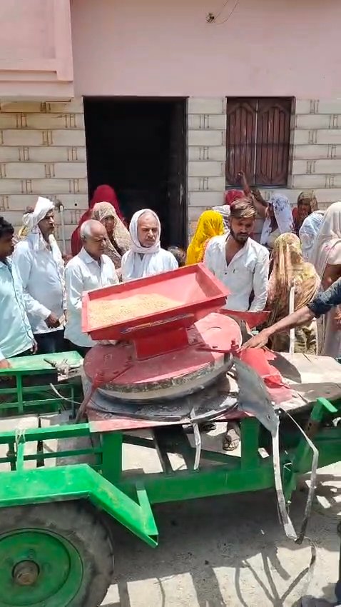 आगरा: मलपुरा में भीषण हादसा, ट्रैक्टर आटा चक्की फटने से किसान और मवेशी की मौत; चक्की मालिक समेत 6 गंभीर घायल