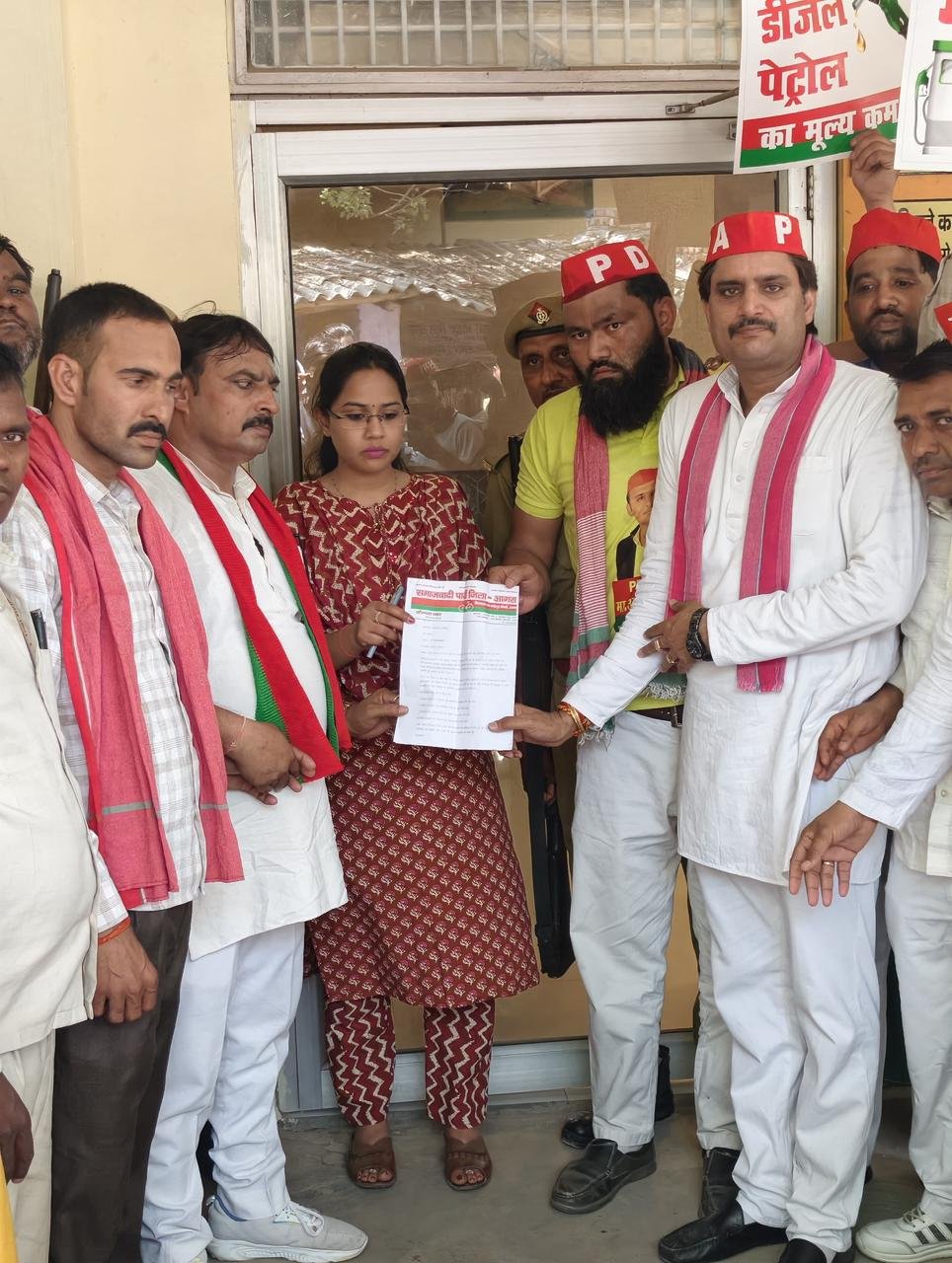 डीजल, पेट्रोल और गैस की बढ़ती कीमतों के खिलाफ समाजवादी पार्टी का हल्लाबोल, राज्यपाल के नाम सौंपा ज्ञापन