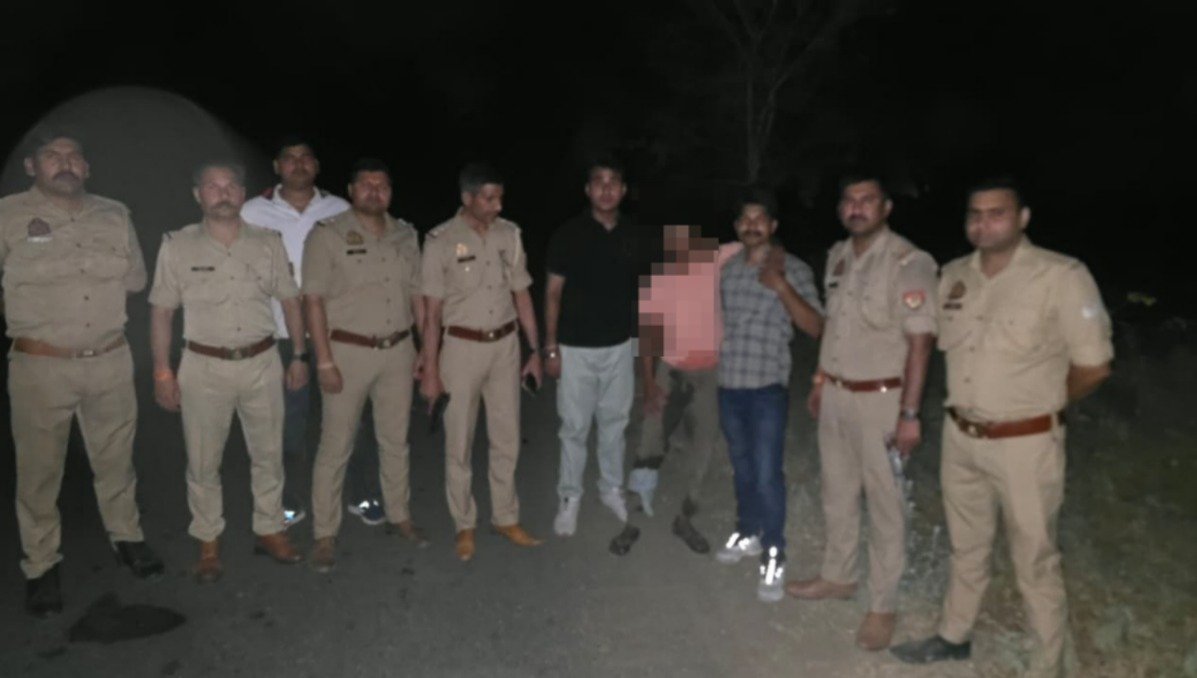 थाना अछनेरा पुलिस की बदमाशों से मुठभेड़: गोवंश चोरी का आरोपी पैर में गोली लगने से घायल, साथी गिरफ्तार; थाना प्रभारी लाइन हाजिर