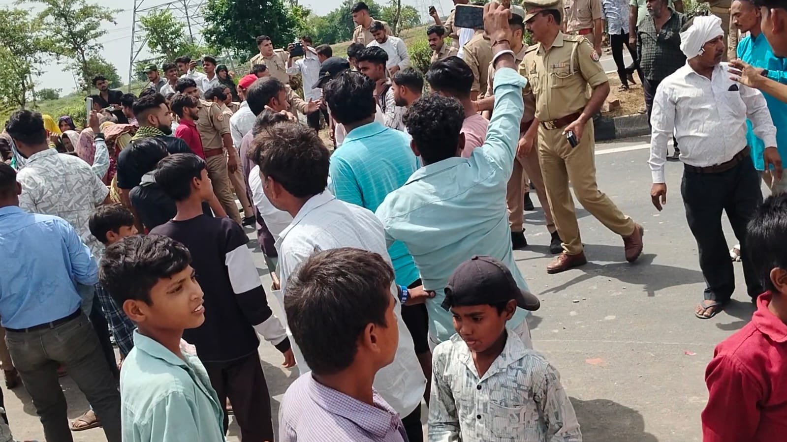किरावली के कोरई गांव में बाबा साहेब की प्रतिमा क्षतिग्रस्त, ग्रामीणों ने लगाया जाम; भारी पुलिस बल मौके पर