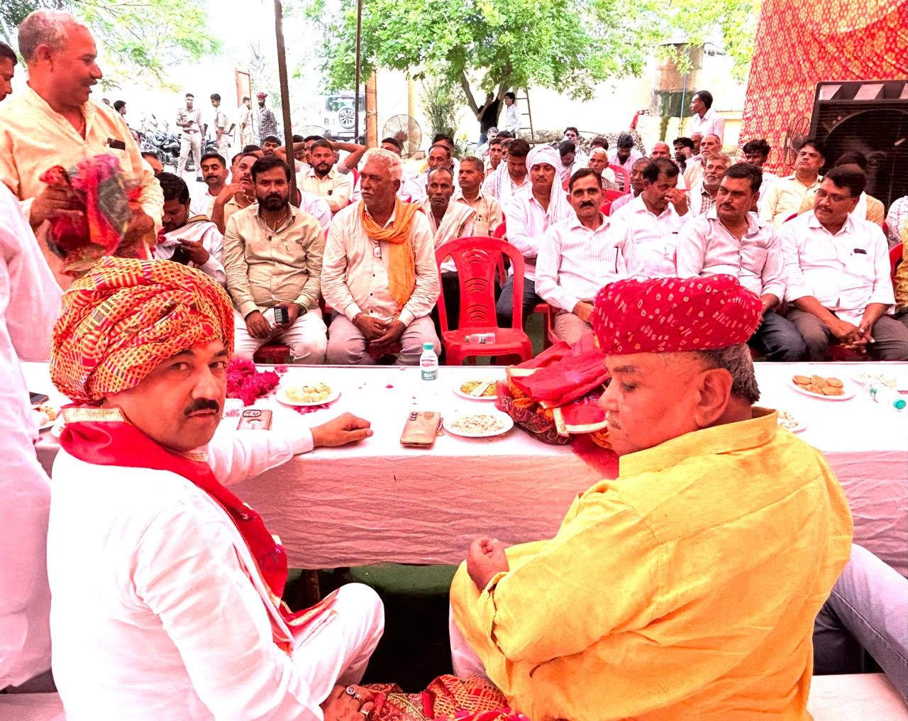फतेहपुर सीकरी: 'अब शहर जैसी होंगी गांवों की सड़कें', विधायक चौधरी बाबूलाल ने 63 लाख की सी.सी. रोड का किया लोकार्पण