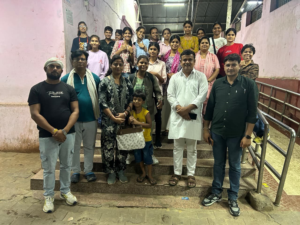 "फूल नहीं चिंगारी हैं, हम भारत की नारी हैं": जय श्रीराम के नारों के साथ बरेली वर्ग के लिए रवाना हुईं दुर्गावाहिनी की कार्यकर्ता