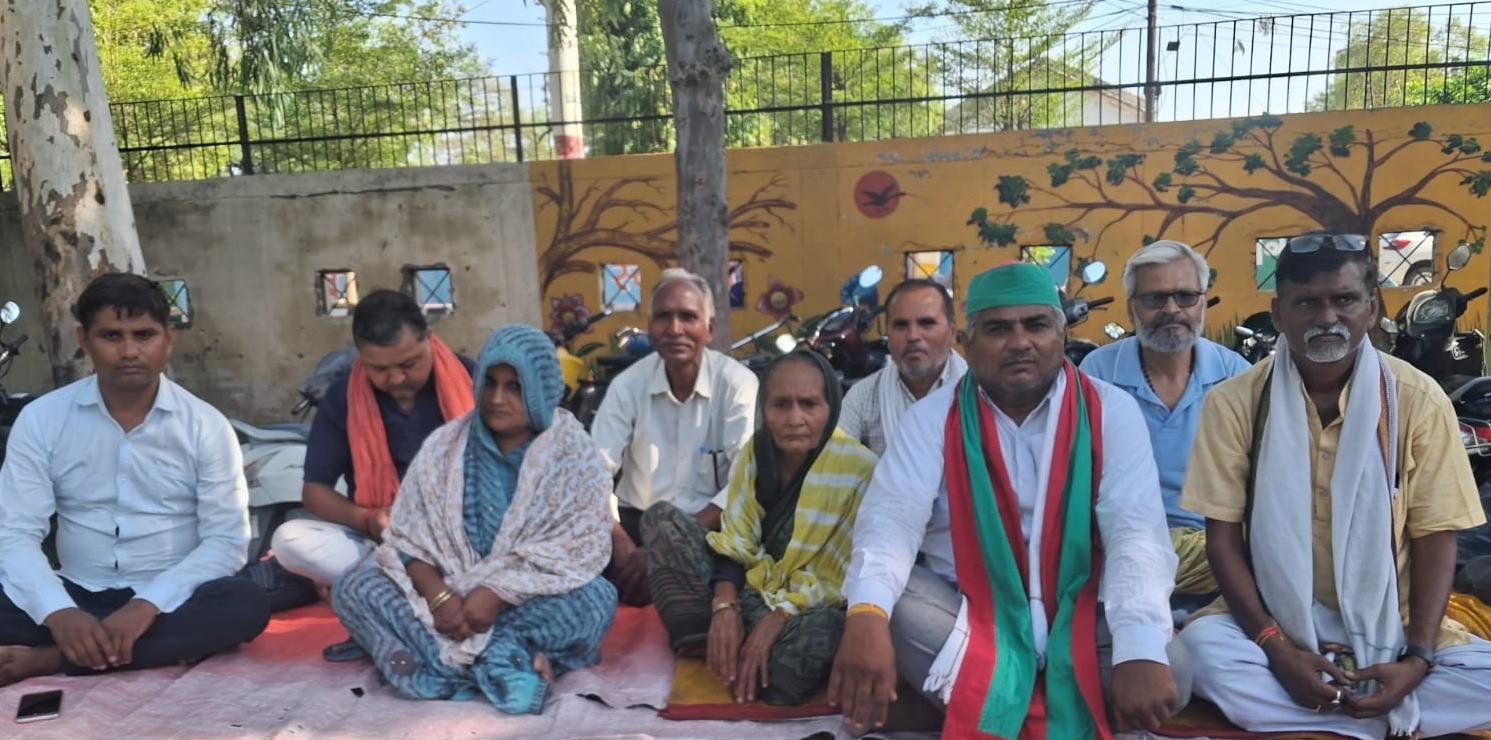 किरावली: मृतक बिजली कर्मी के न्याय के लिए 200वें दिन भी धरना जारी, 72 वर्षीय बुजुर्ग मां ने शुरू की बेमियादी भूख हड़ताल
