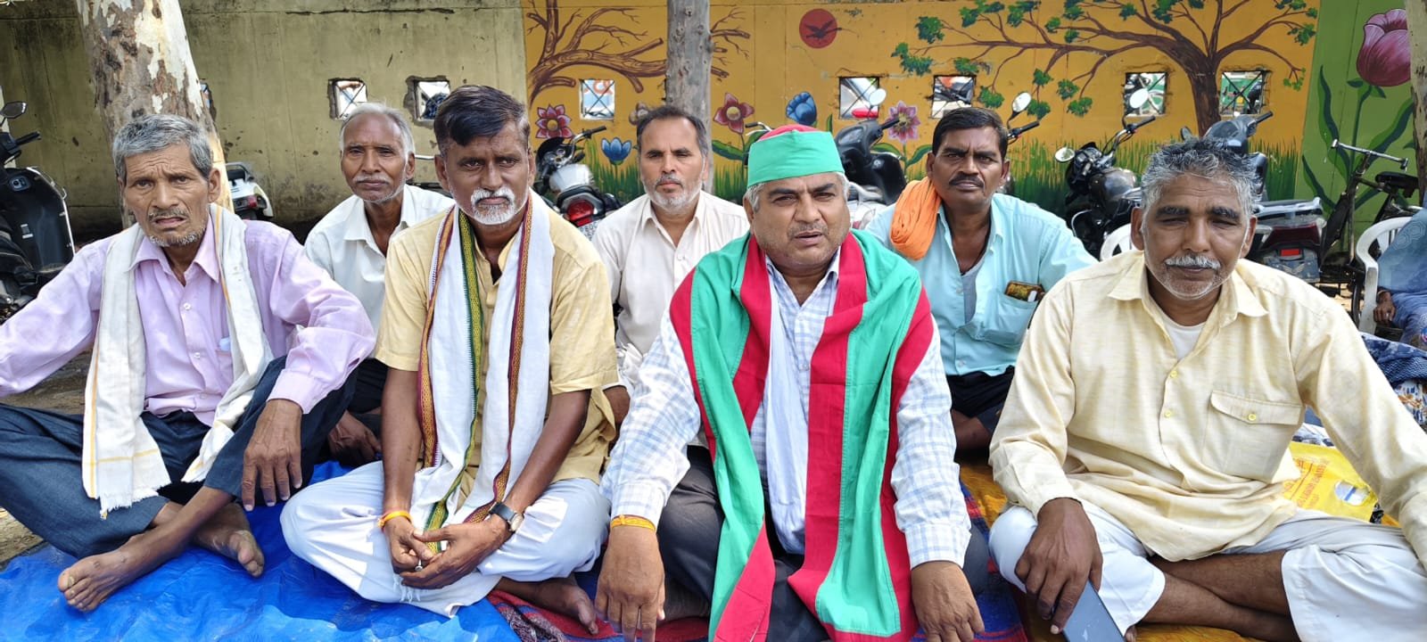 आगरा: सिकंदरा थाना प्रभारी पर 'मेहरबानी' क्यों? कार्रवाई के लिए 204वें दिन भी धरना और चौथे दिन भूख हड़ताल जारी