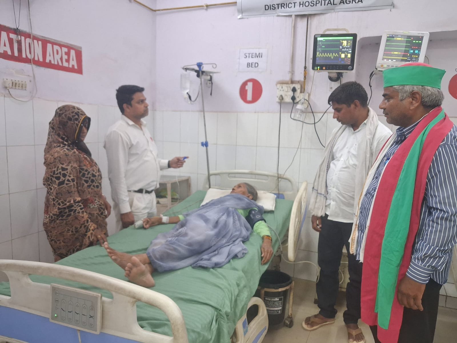 सिस्टम की बेरुखी: भूख हड़ताल के 5वें दिन मृतक बिजलीकर्मी की 72 वर्षीय मां की तबीयत बिगड़ी, अस्पताल में भर्ती